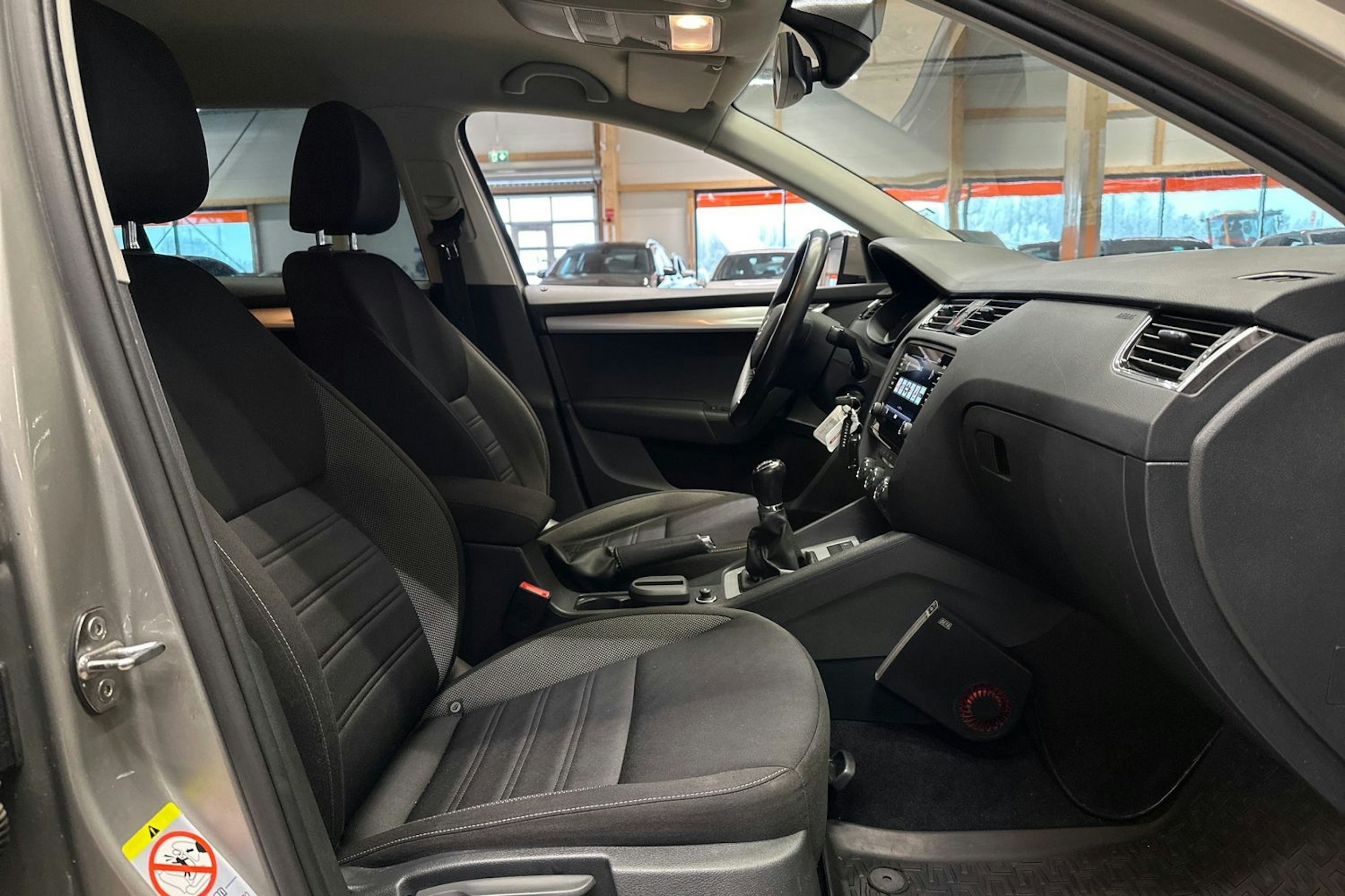 ruskea (beige) Skoda Octavia 2018 kuva 14.