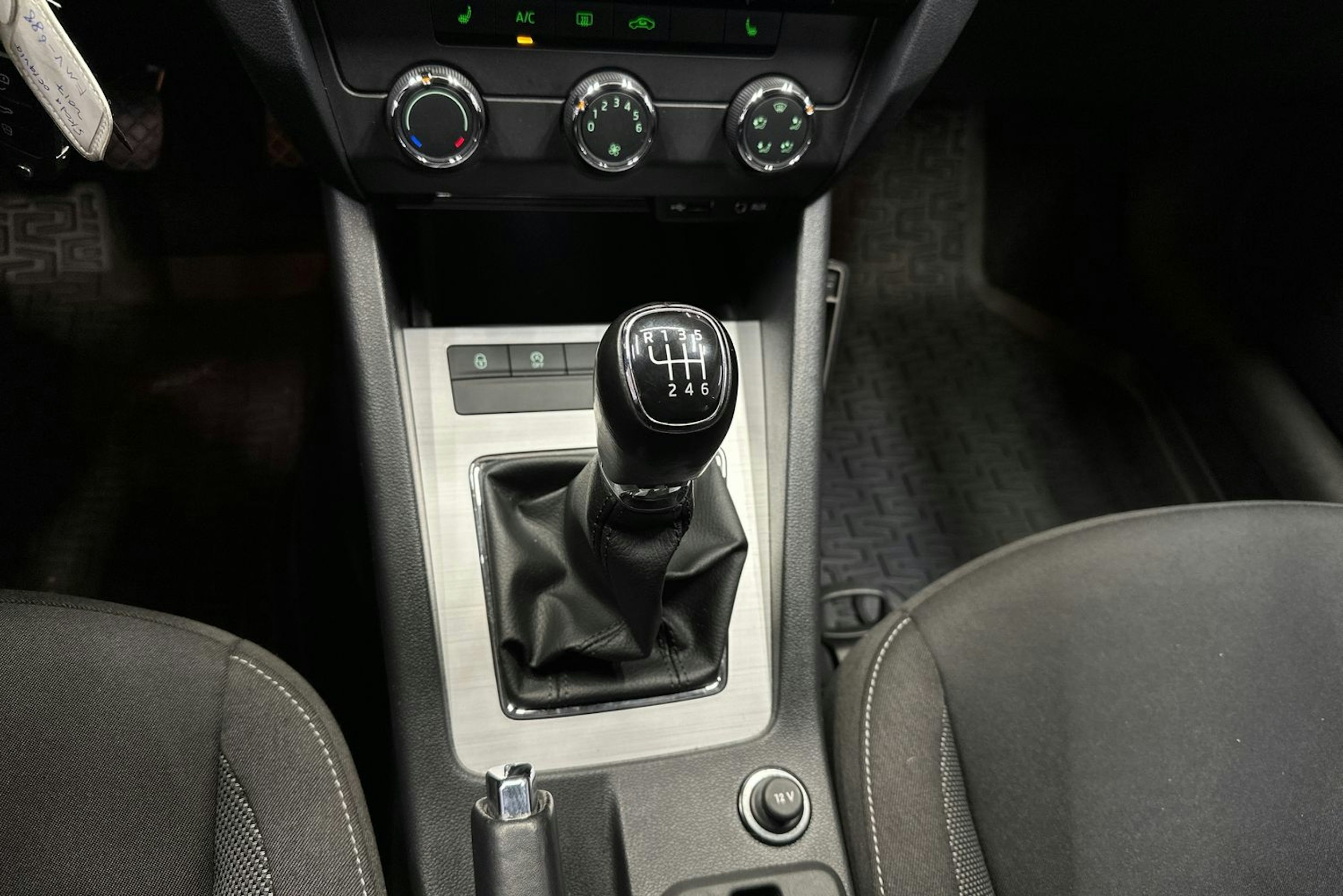 ruskea (beige) Skoda Octavia 2018 kuva 19.