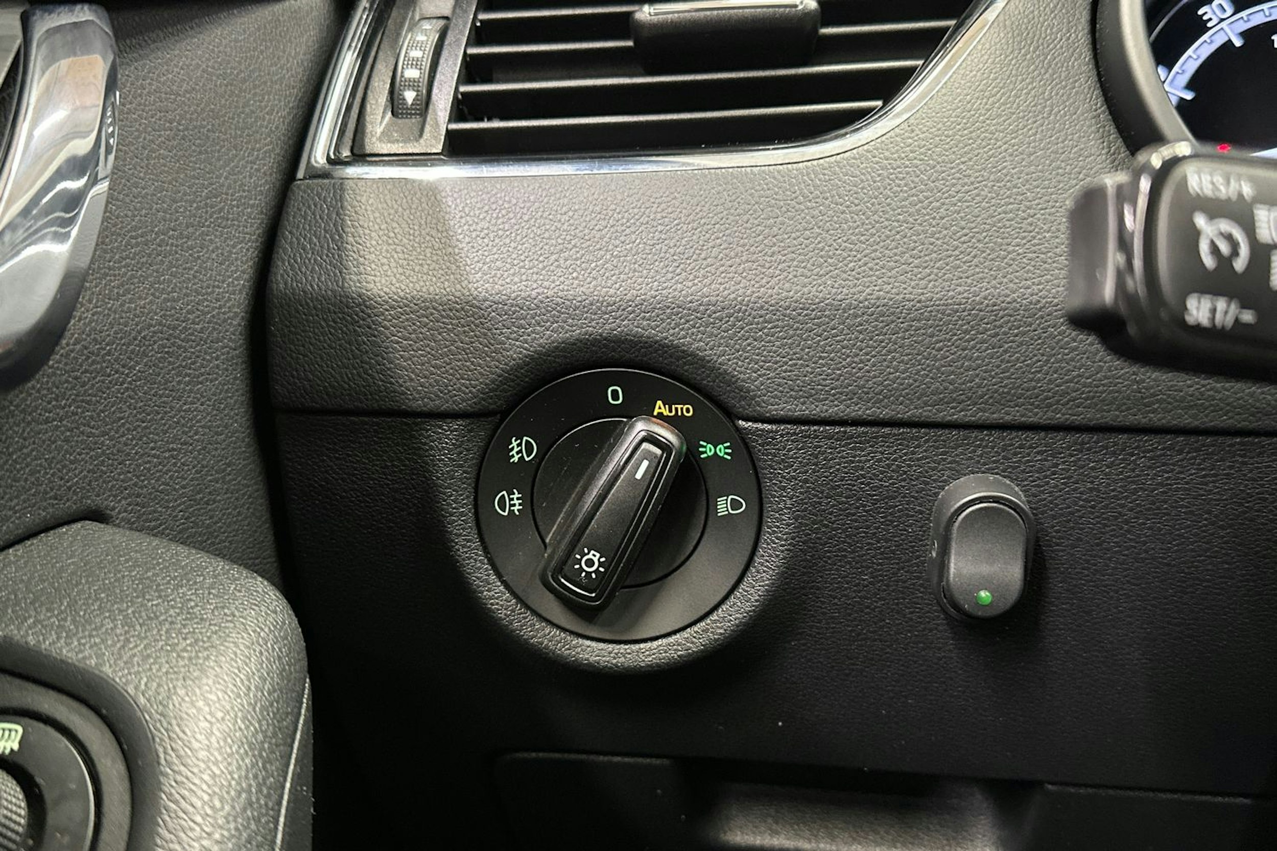 ruskea (beige) Skoda Octavia 2018 kuva 25.