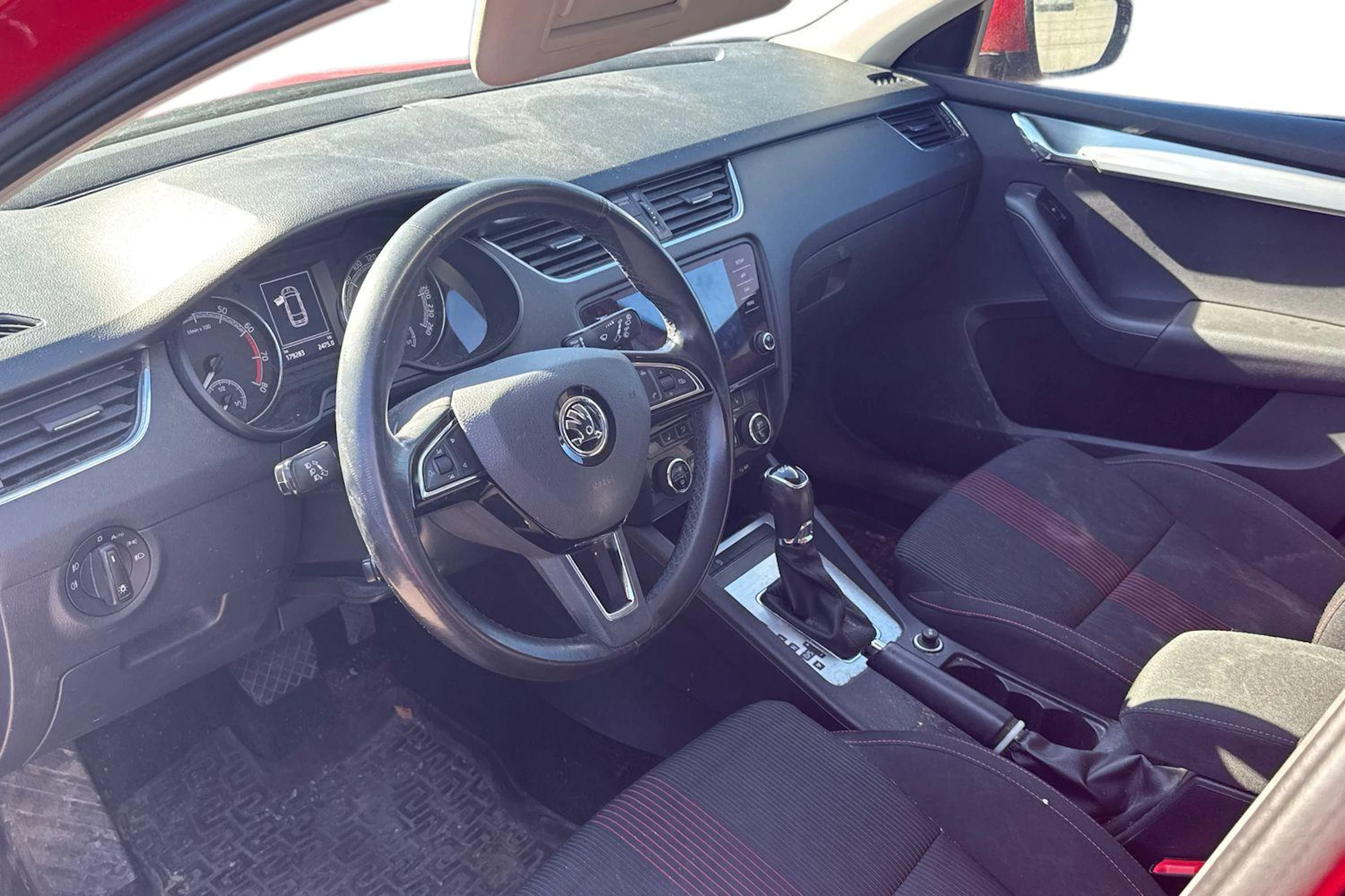 Punainen Skoda OCTAVIA 2017 kuva 3.