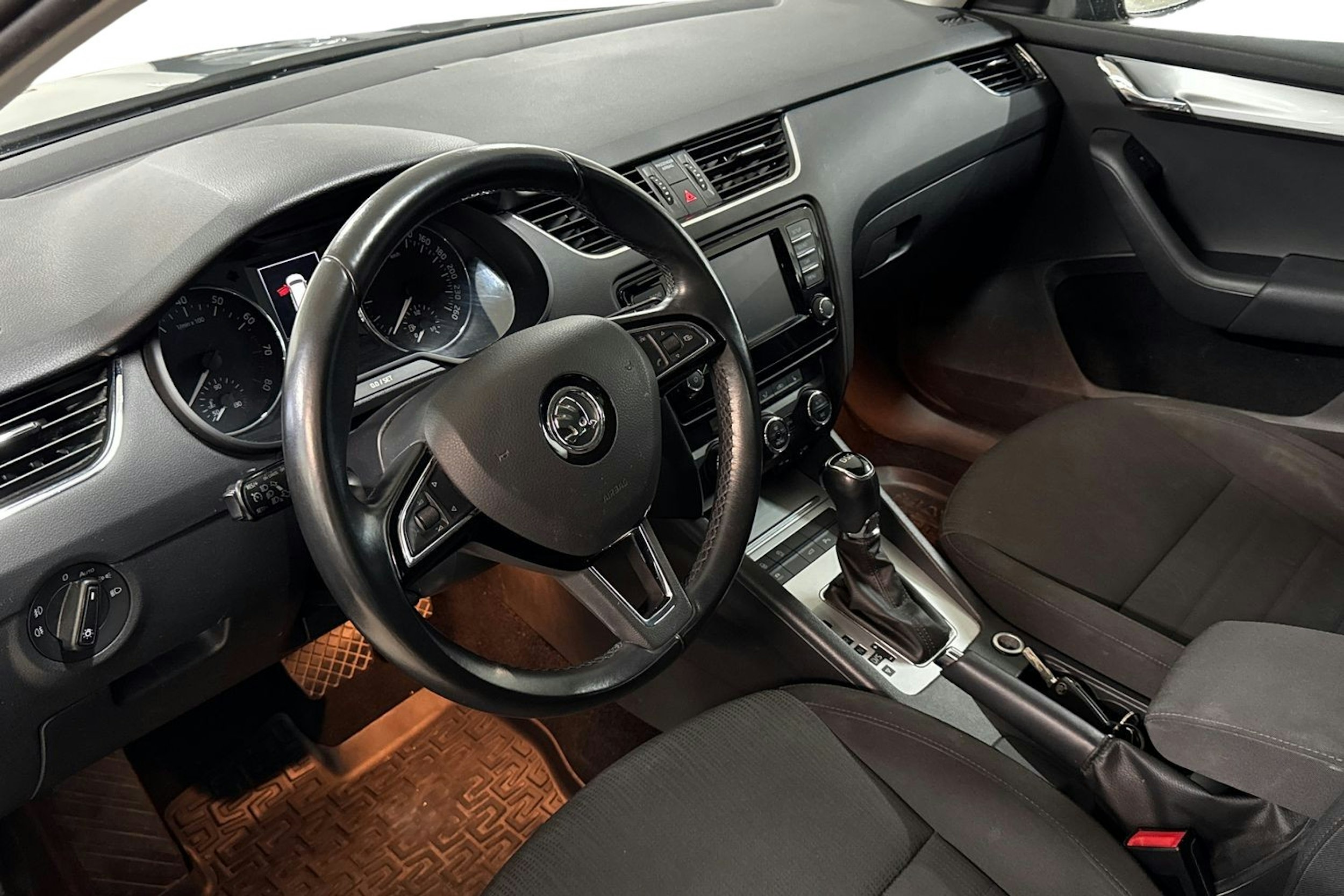 harmaa Skoda Octavia 2017 kuva 3.