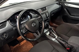 harmaa Skoda Octavia 2017 kuva 3.
