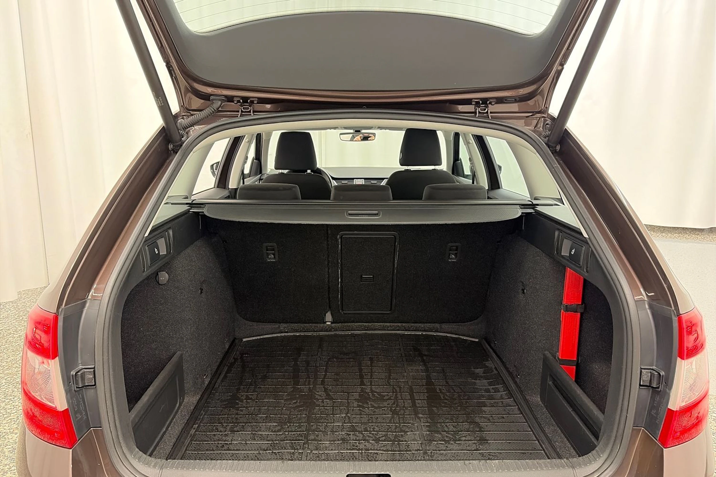 ruskea (beige) Skoda Octavia 2017 kuva 11.
