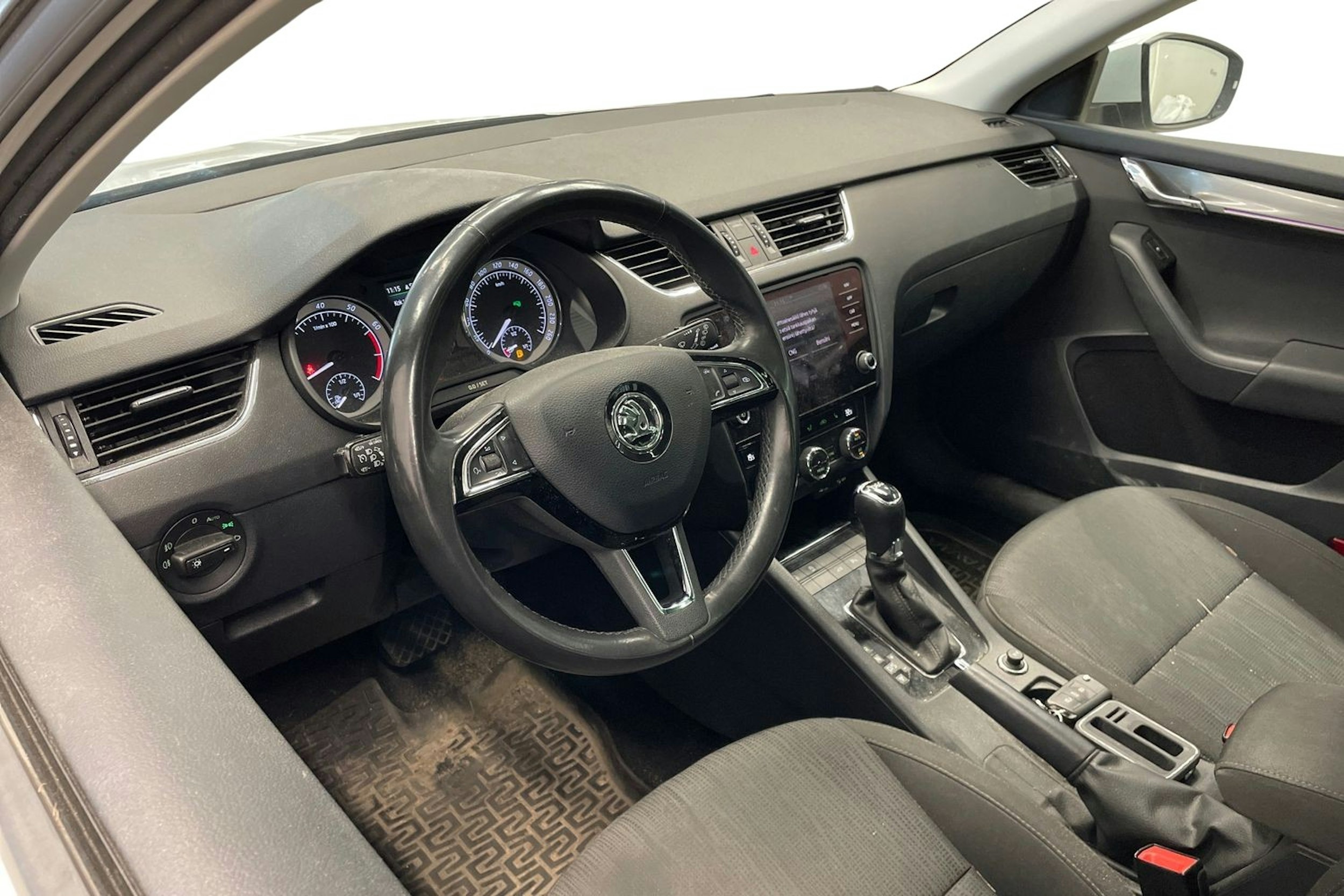Valkoinen Skoda OCTAVIA 2017 kuva 3.