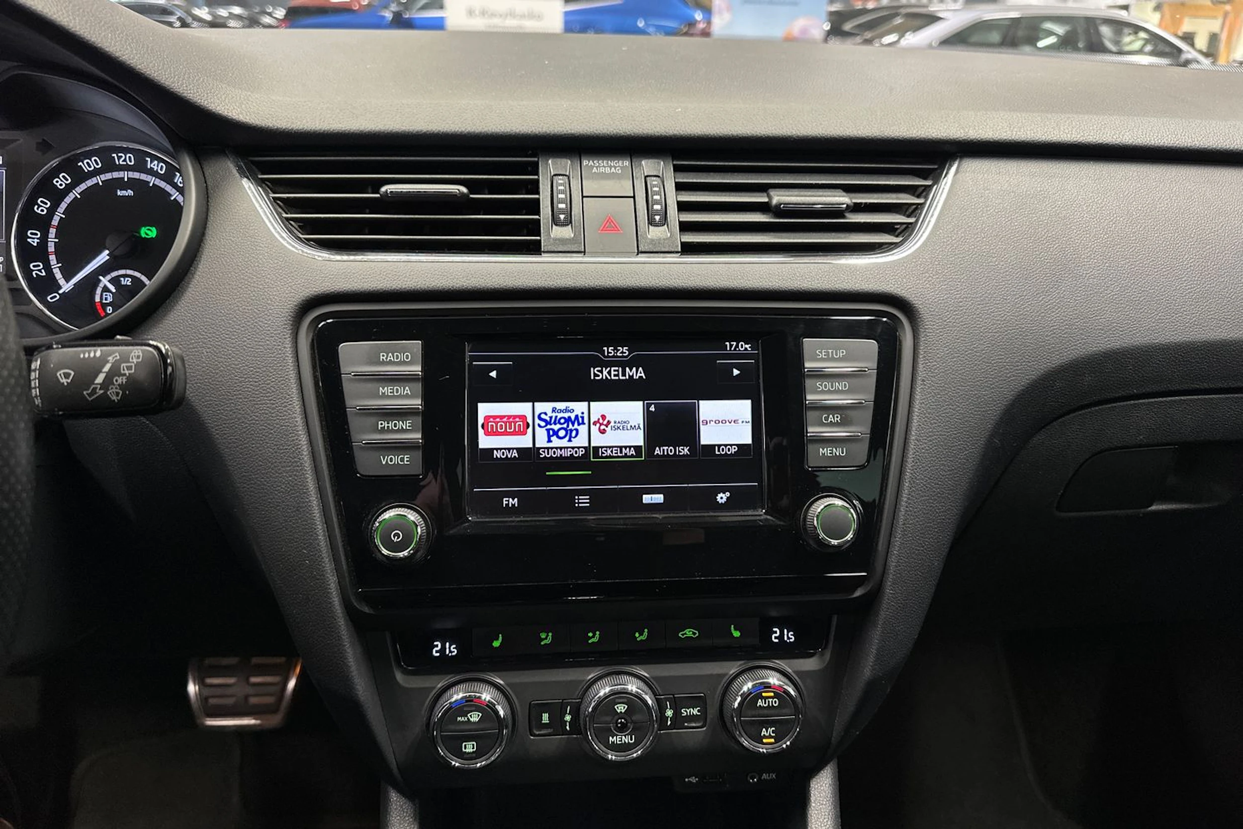 harmaa Skoda Octavia 2017 kuva 21.