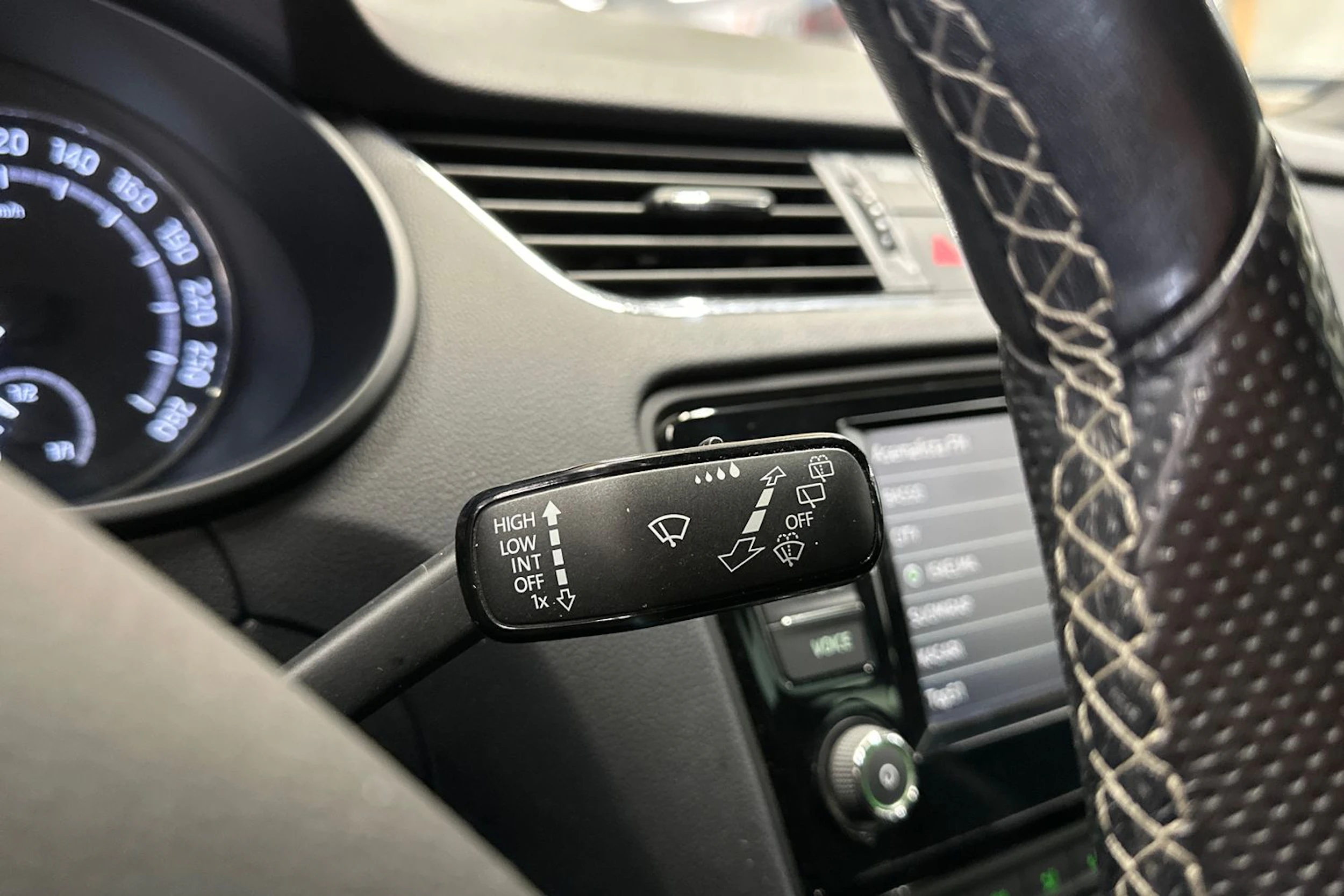 harmaa Skoda Octavia 2017 kuva 27.