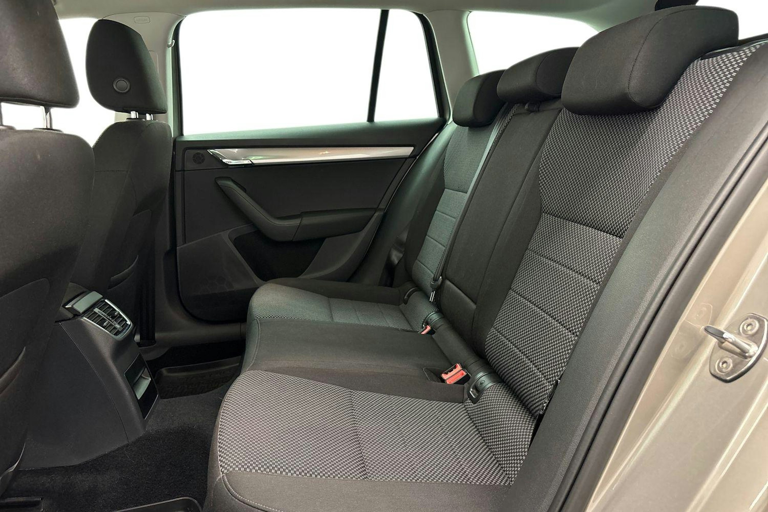 ruskea (beige) Skoda Octavia 2017 kuva 10.