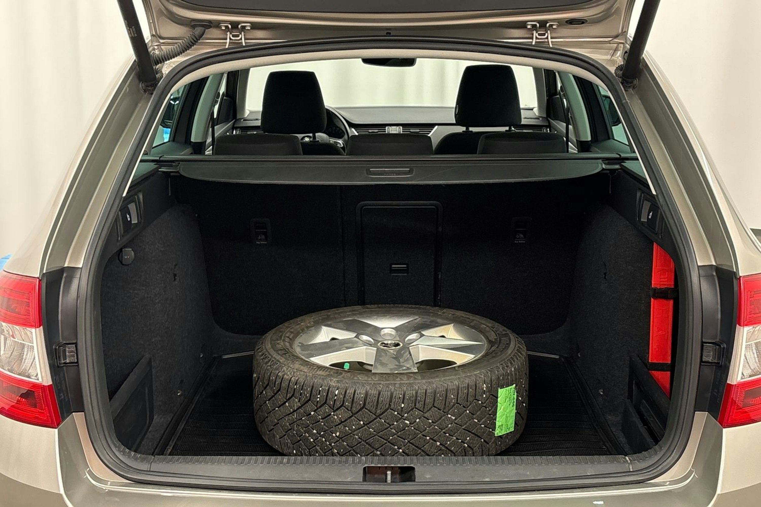 ruskea (beige) Skoda Octavia 2017 kuva 22.