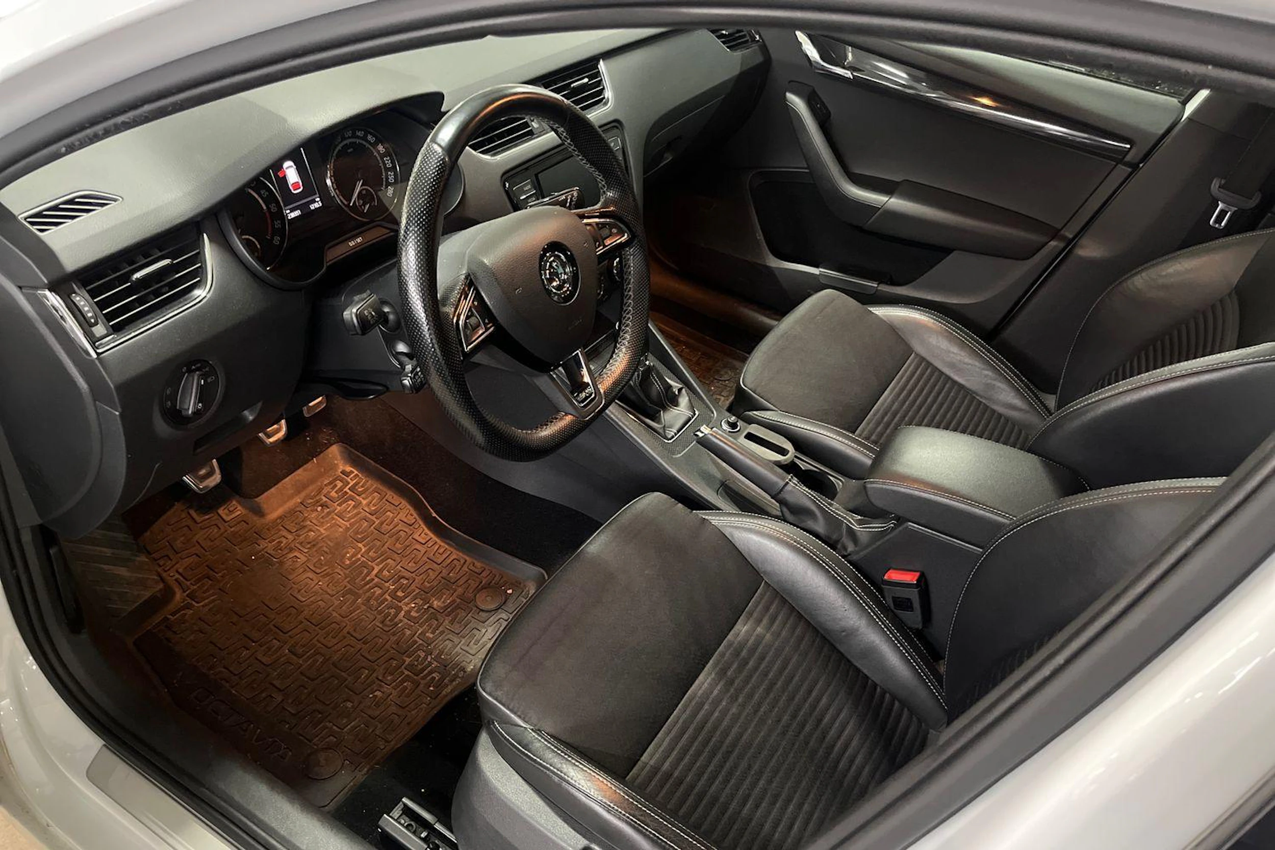 valkoinen Skoda Octavia 2017 kuva 3.