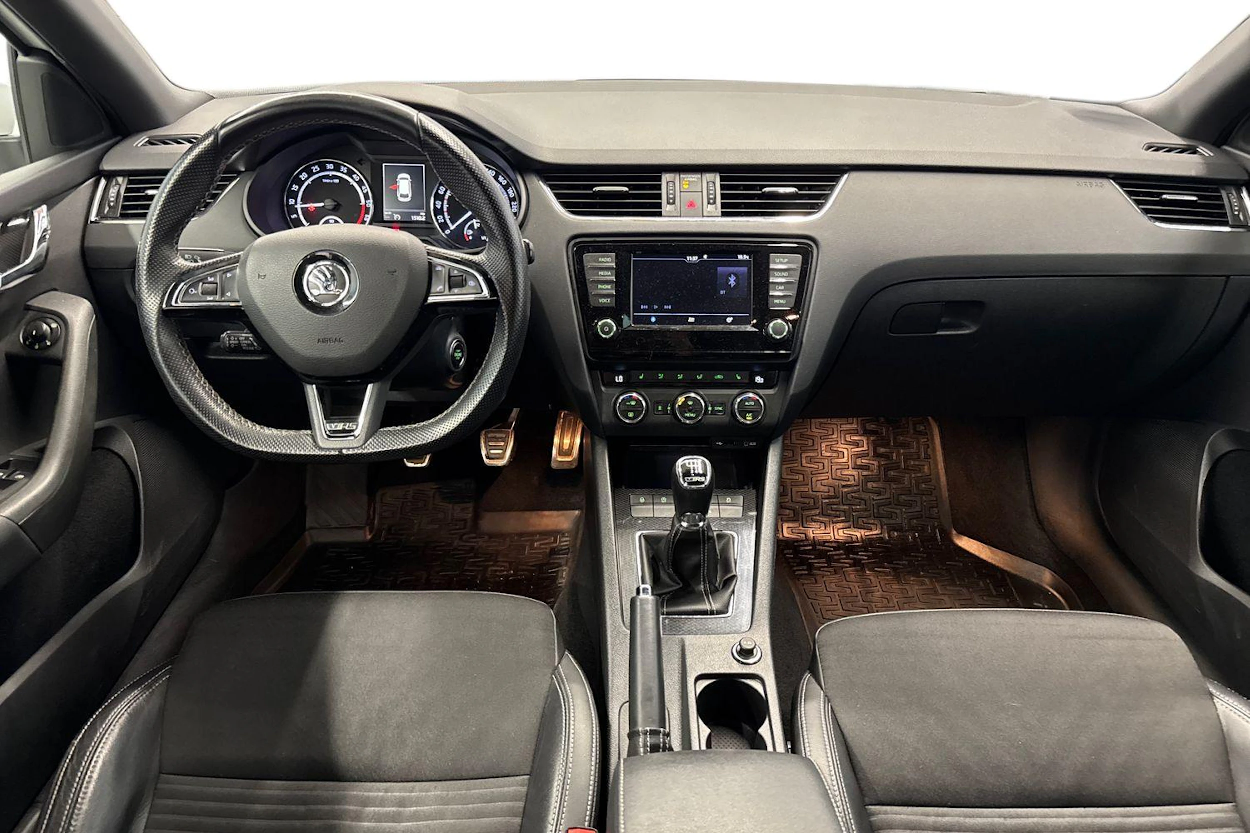 valkoinen Skoda Octavia 2017 kuva 9.