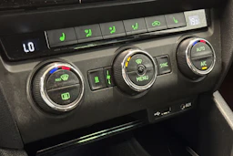 valkoinen Skoda Octavia 2017 kuva 20.