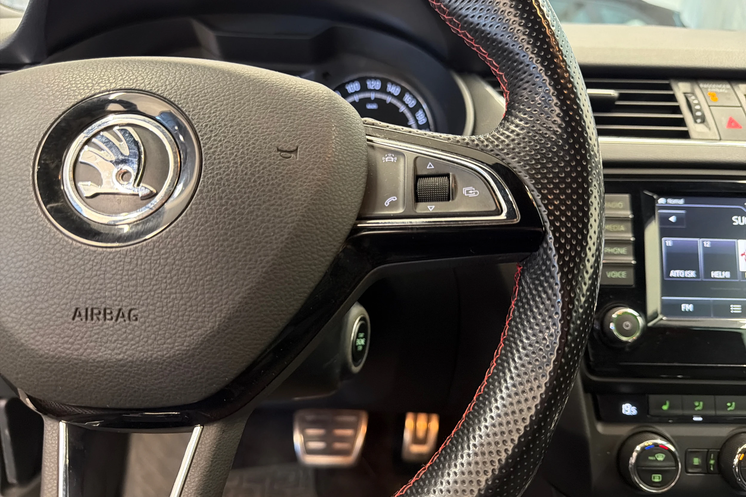 harmaa Skoda Octavia 2017 kuva 16.