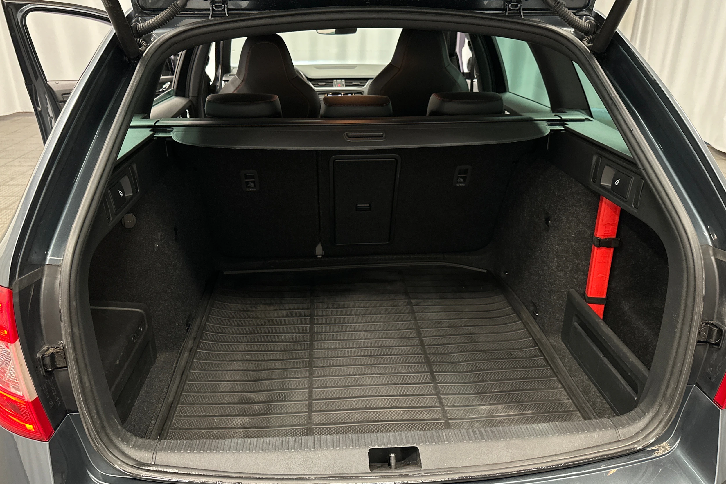 harmaa Skoda Octavia 2017 kuva 30.