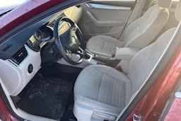 punainen Skoda Octavia 2017 kuva 3.