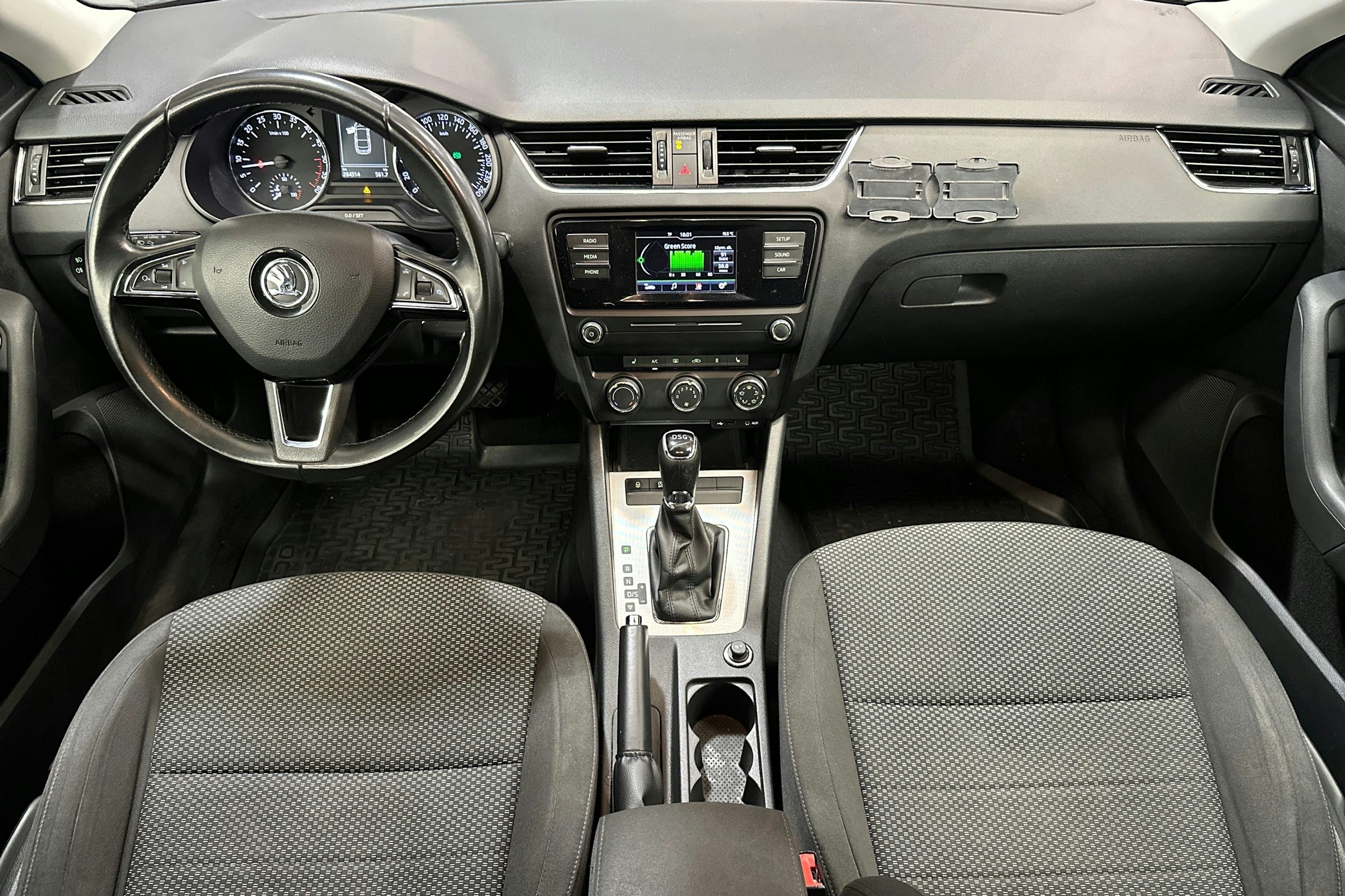 Musta Skoda OCTAVIA 2017 kuva 7.