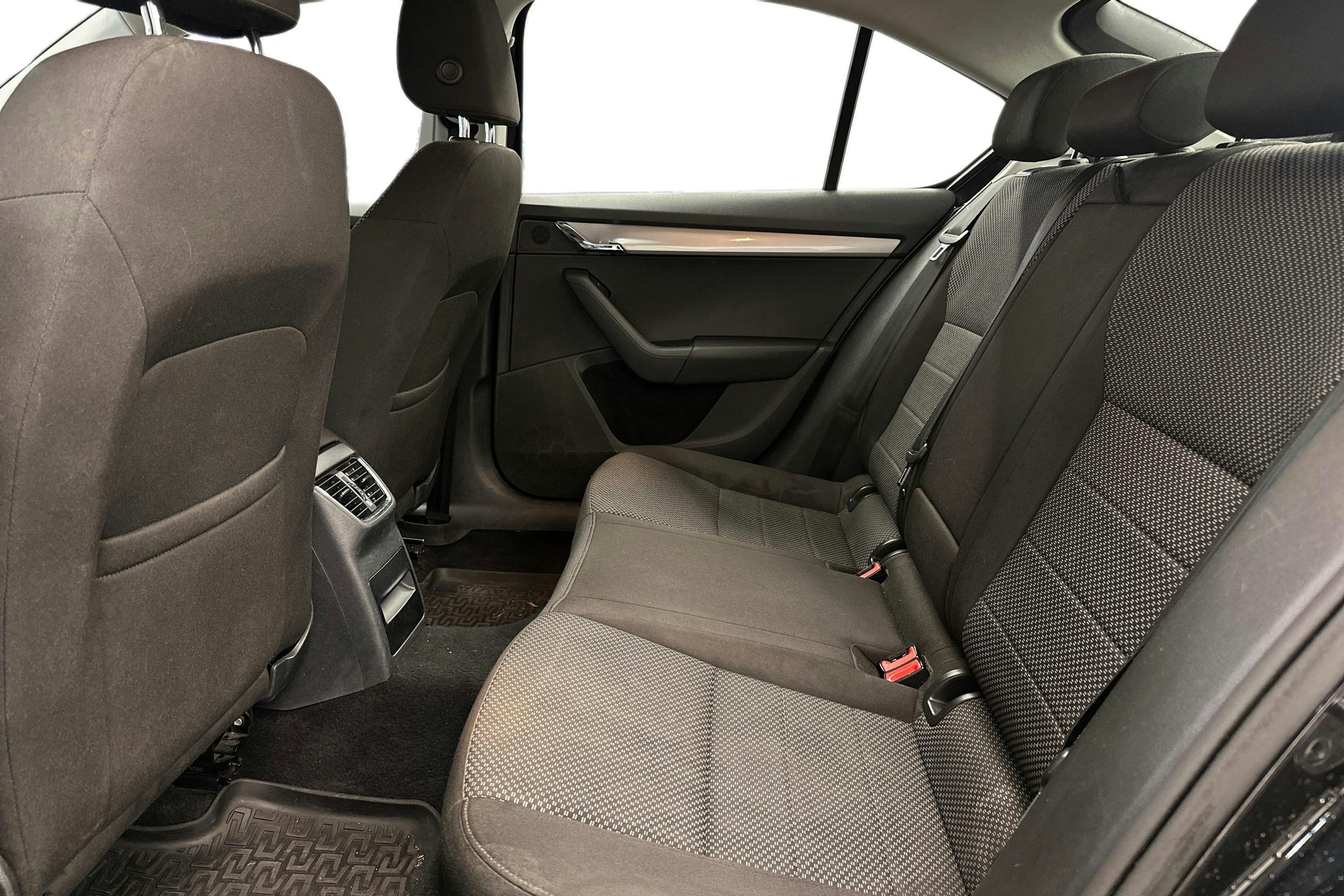 Musta Skoda OCTAVIA 2017 kuva 8.