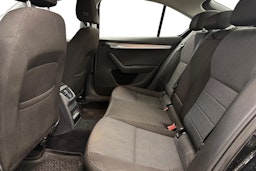 Musta Skoda OCTAVIA 2017 kuva 8.