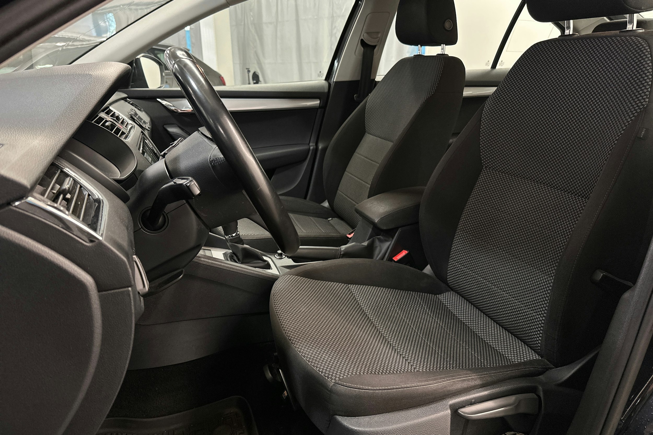 Musta Skoda OCTAVIA 2017 kuva 11.