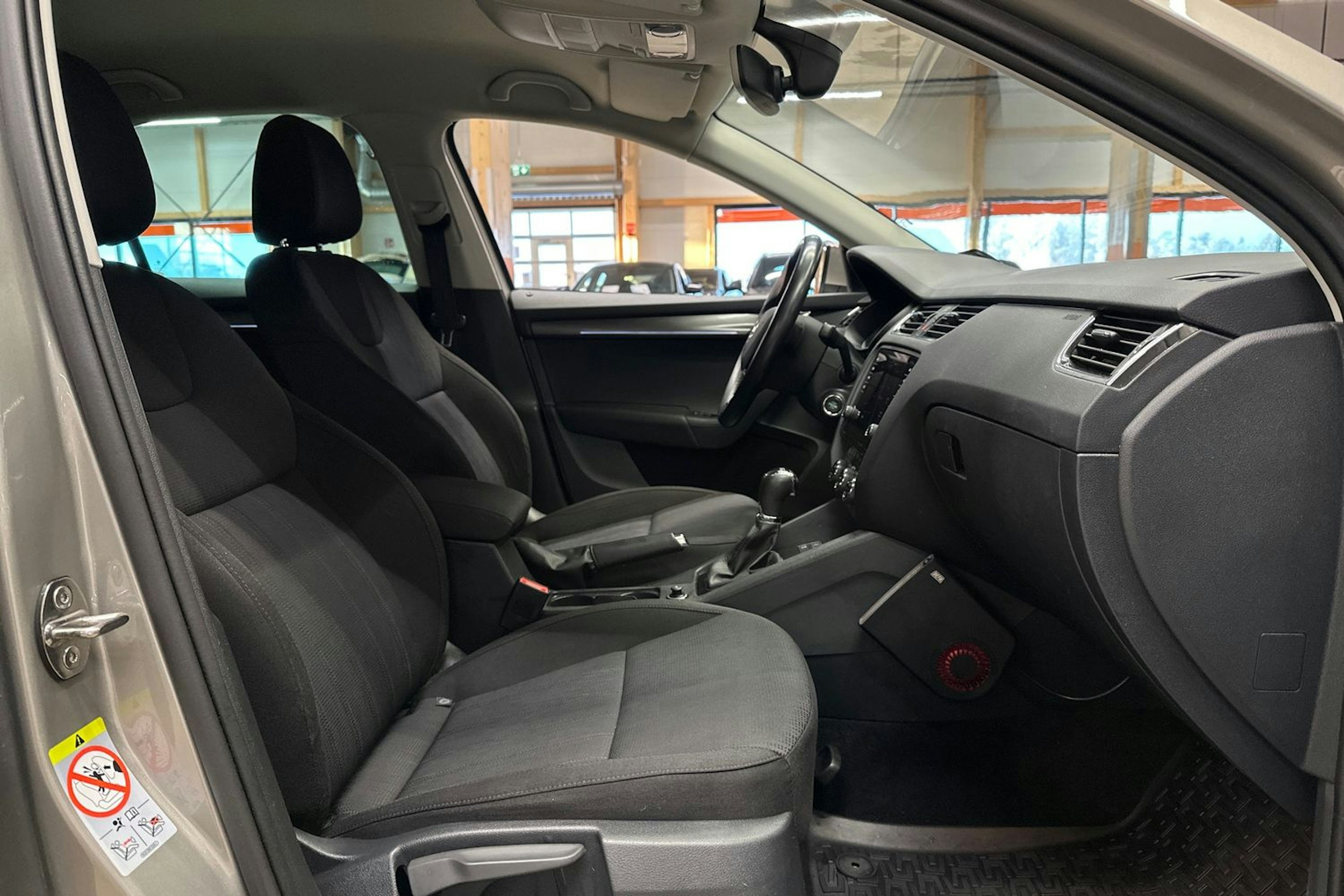 ruskea (beige) Skoda Octavia 2018 kuva 14.