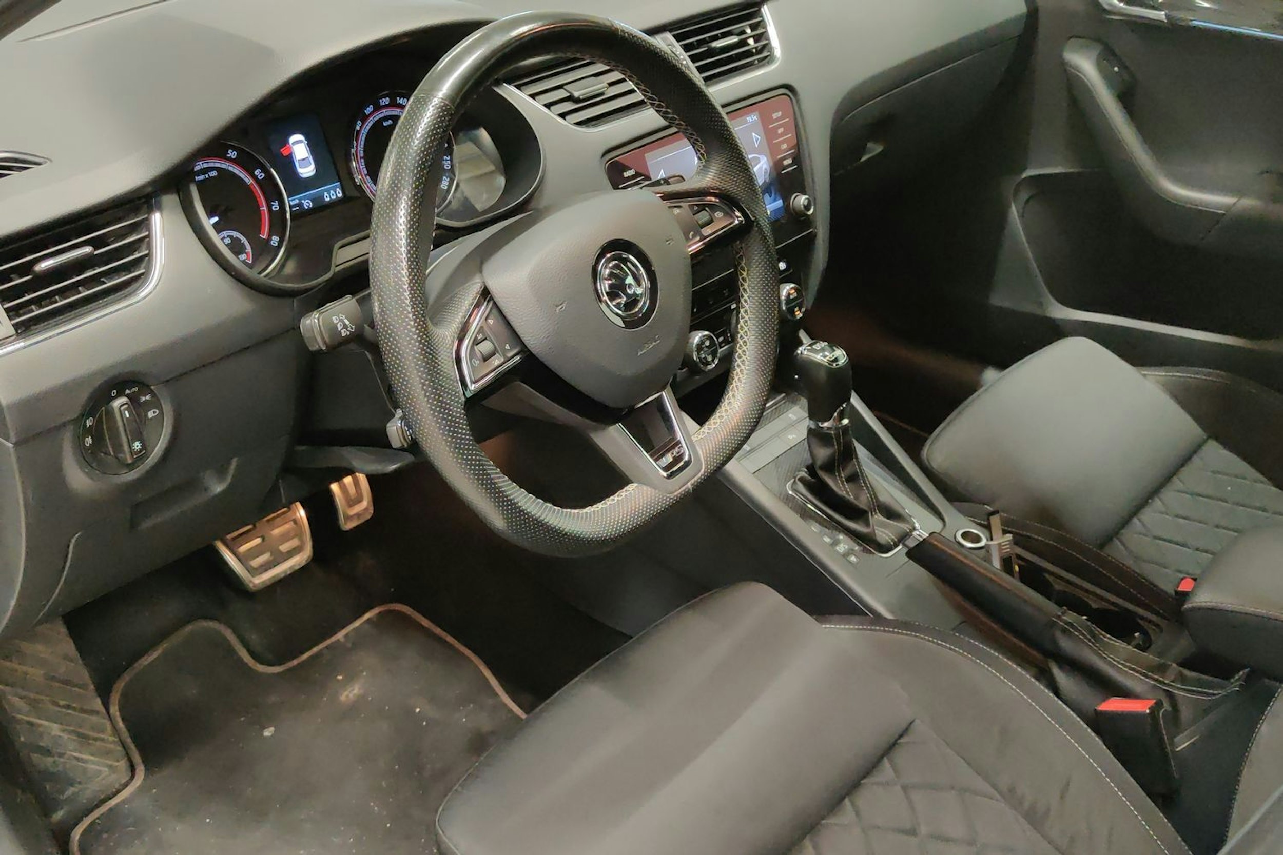 harmaa Skoda Octavia 2017 kuva 7.