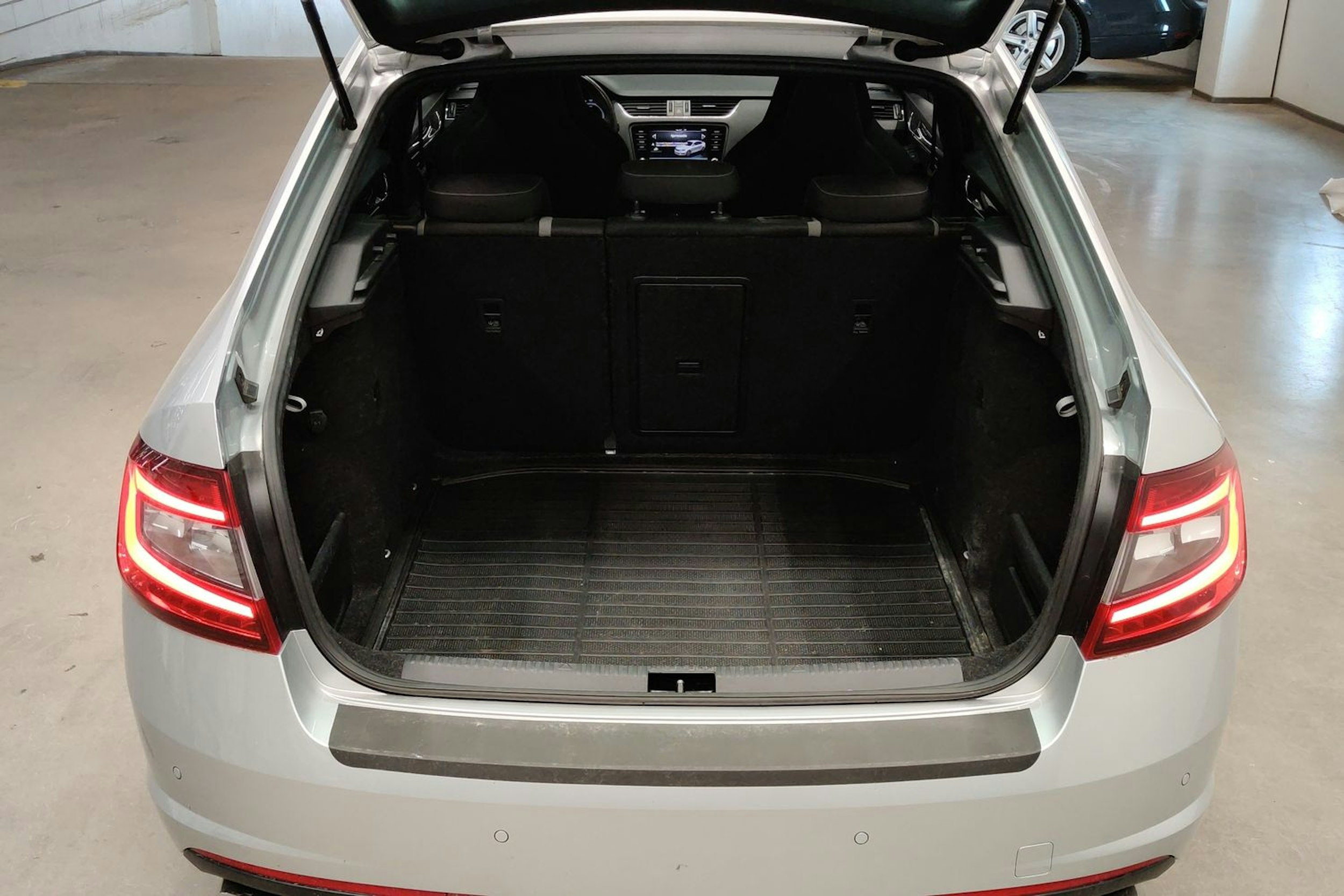 harmaa Skoda Octavia 2017 kuva 19.