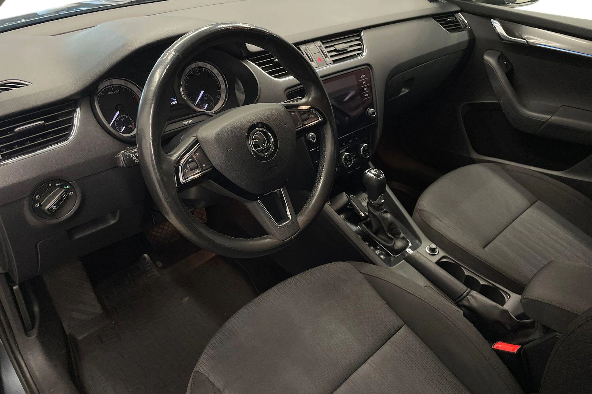 harmaa Skoda Octavia 2018 kuva 6.