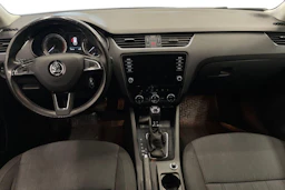 harmaa Skoda Octavia 2018 kuva 7.