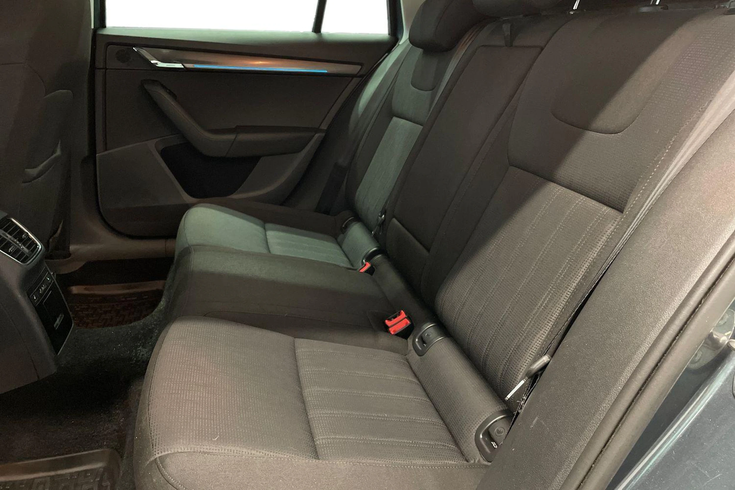 harmaa Skoda Octavia 2018 kuva 8.