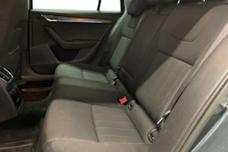harmaa Skoda Octavia 2018 kuva 8.
