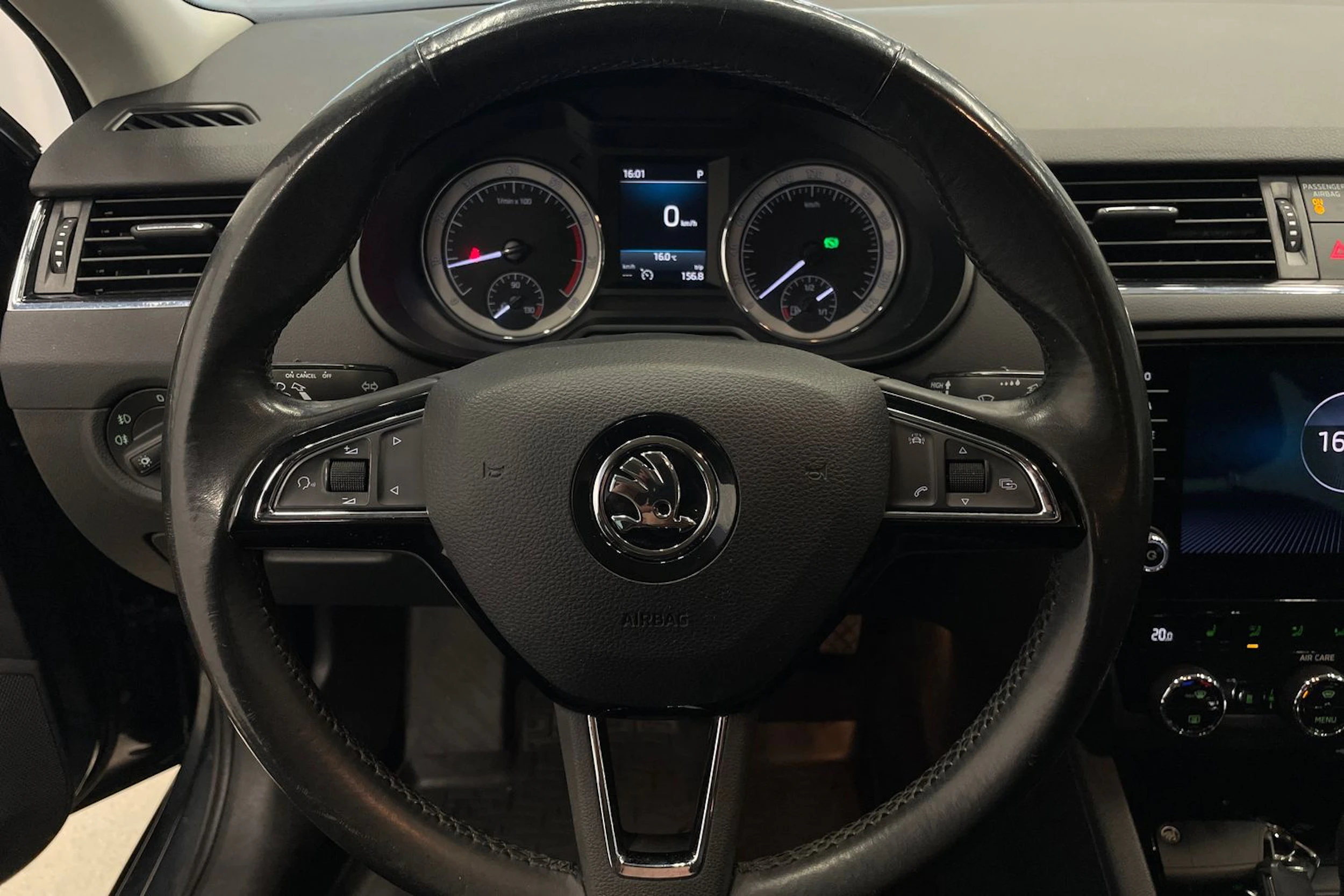 harmaa Skoda Octavia 2018 kuva 13.