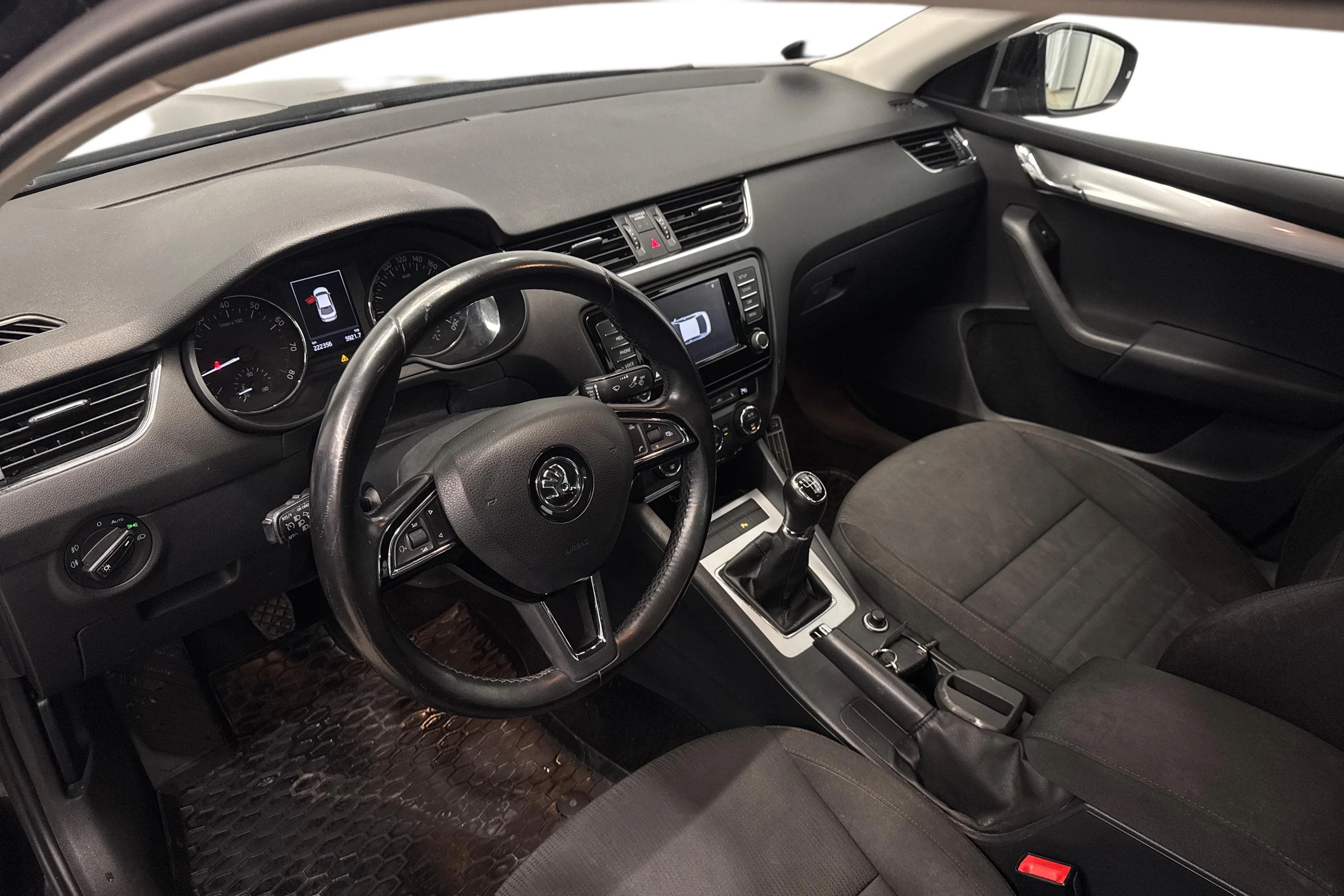musta Skoda Octavia 2017 kuva 6.