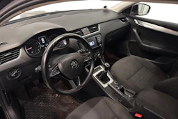 musta Skoda Octavia 2017 kuva 6.