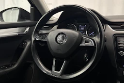 musta Skoda Octavia 2017 kuva 11.
