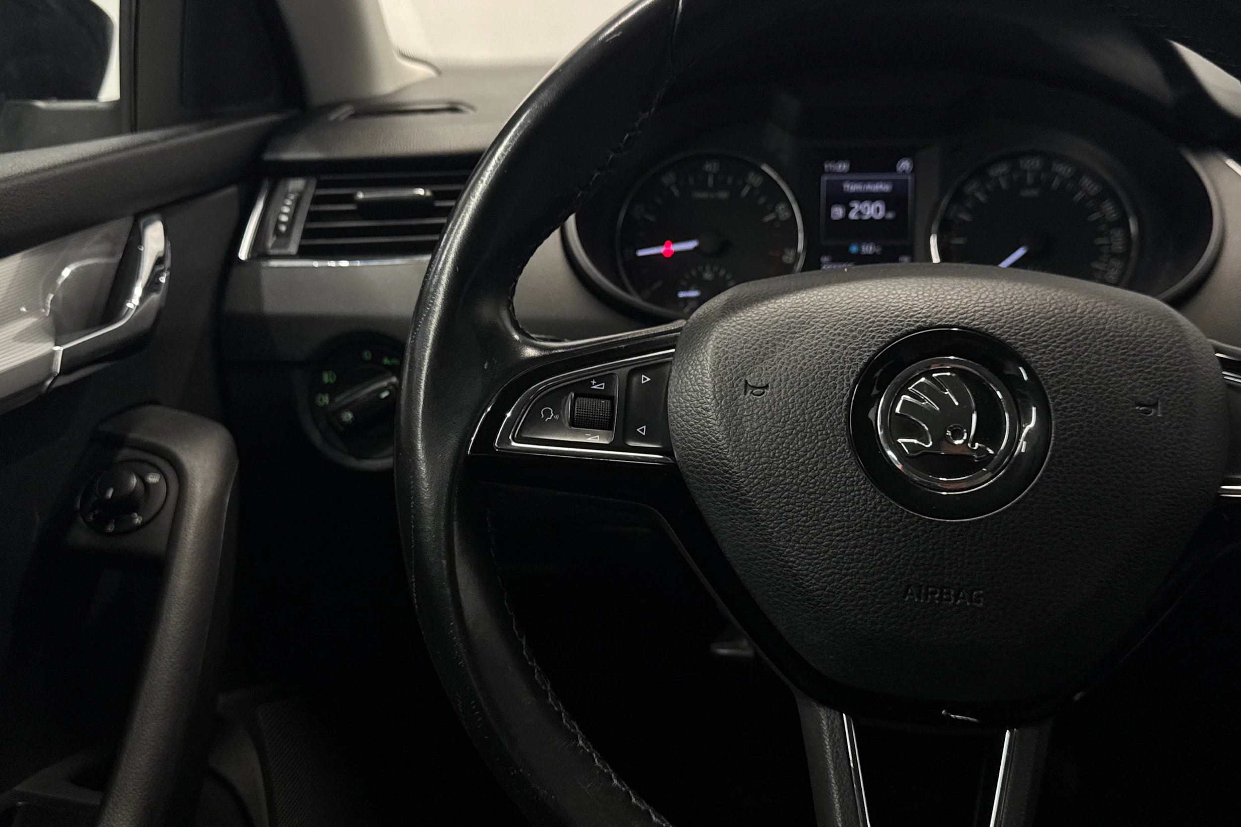 musta Skoda Octavia 2017 kuva 12.