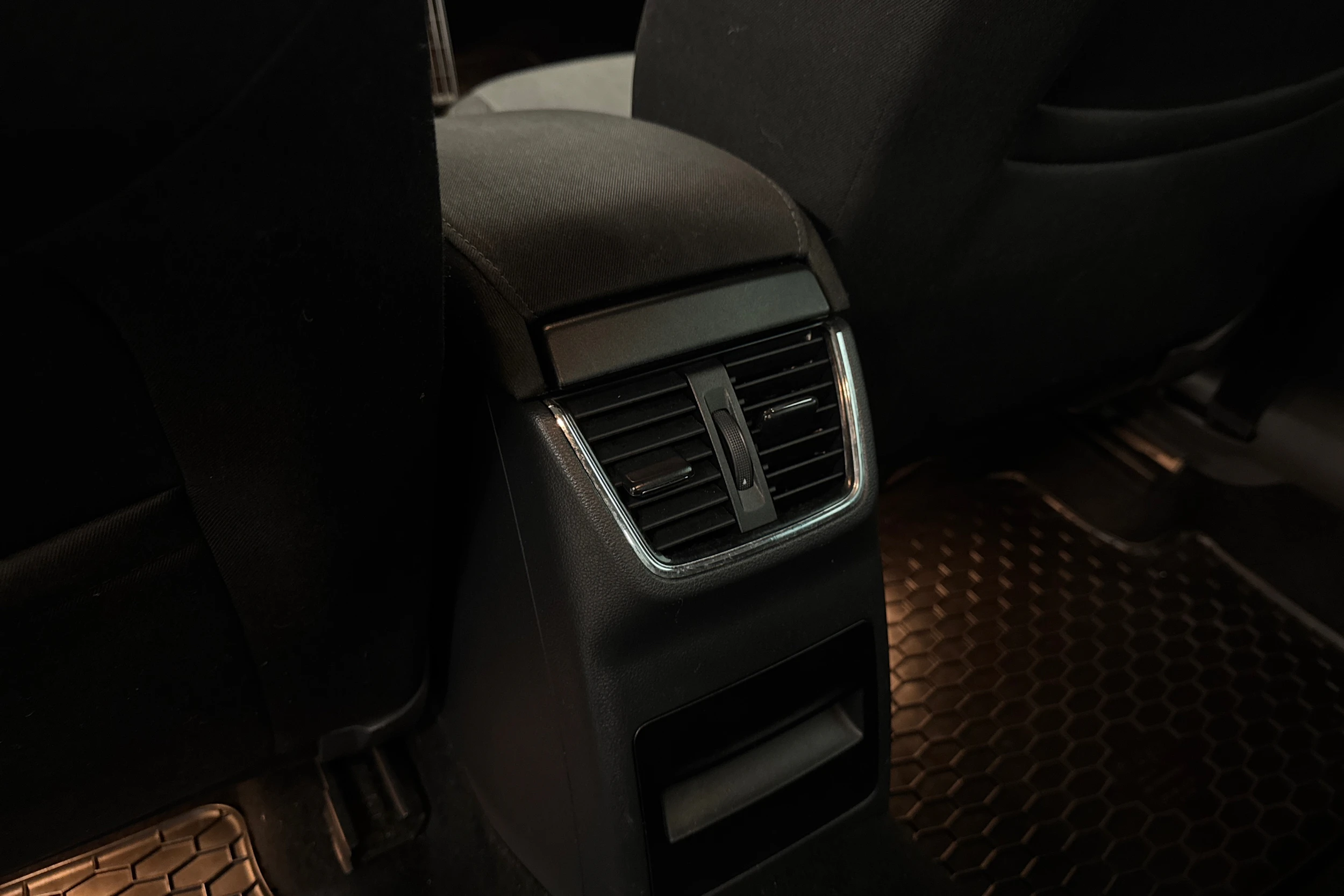 musta Skoda Octavia 2017 kuva 21.