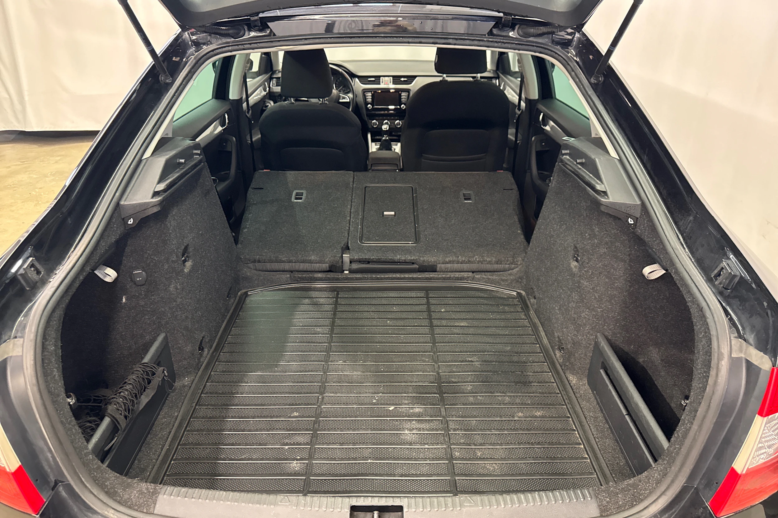 musta Skoda Octavia 2017 kuva 23.