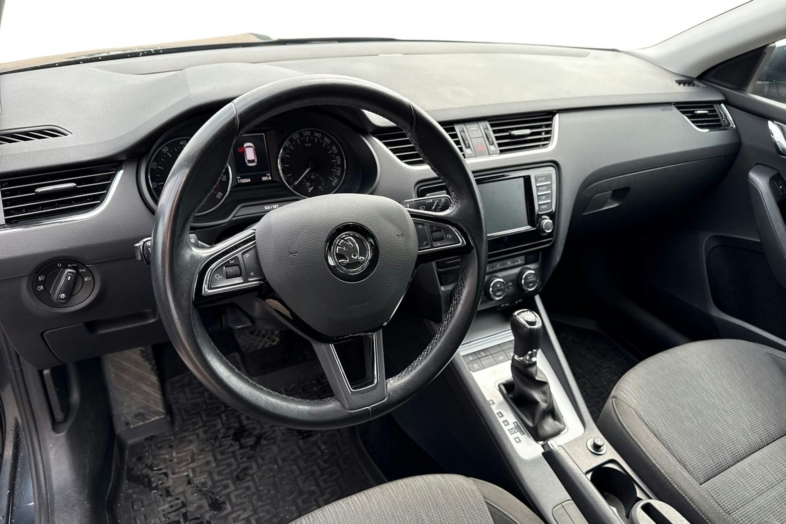 harmaa Skoda Octavia 2017 kuva 3.