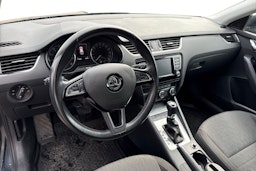 harmaa Skoda Octavia 2017 kuva 3.