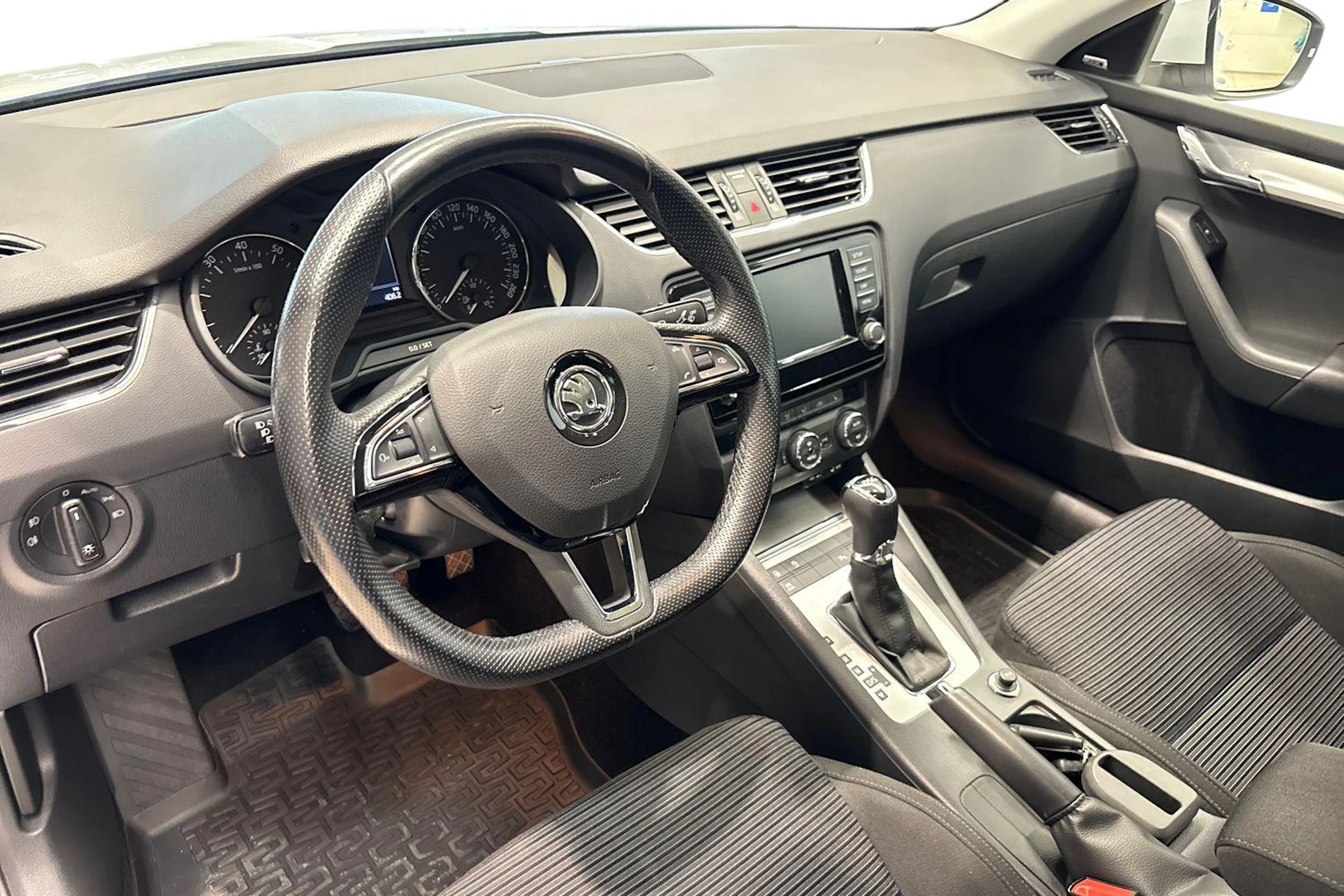 Valkoinen Skoda OCTAVIA 2017 kuva 6.