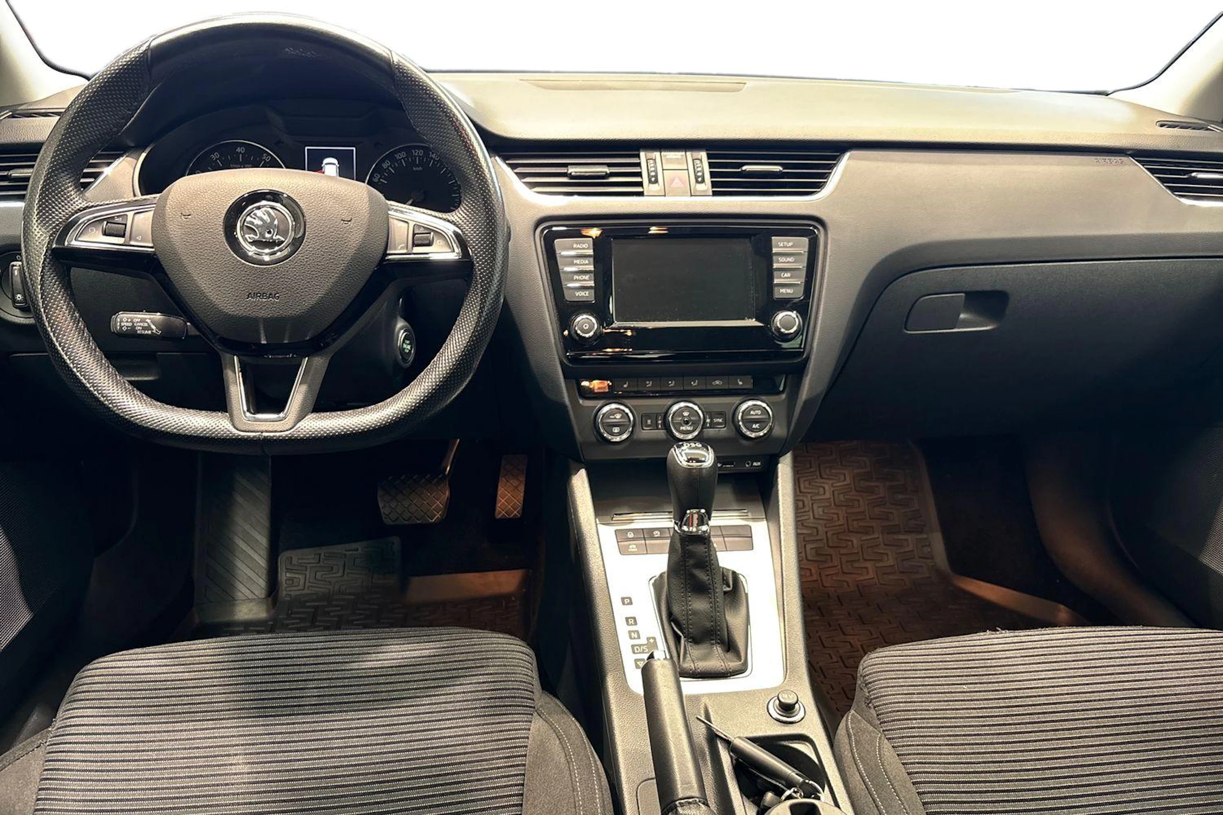Valkoinen Skoda OCTAVIA 2017 kuva 7.
