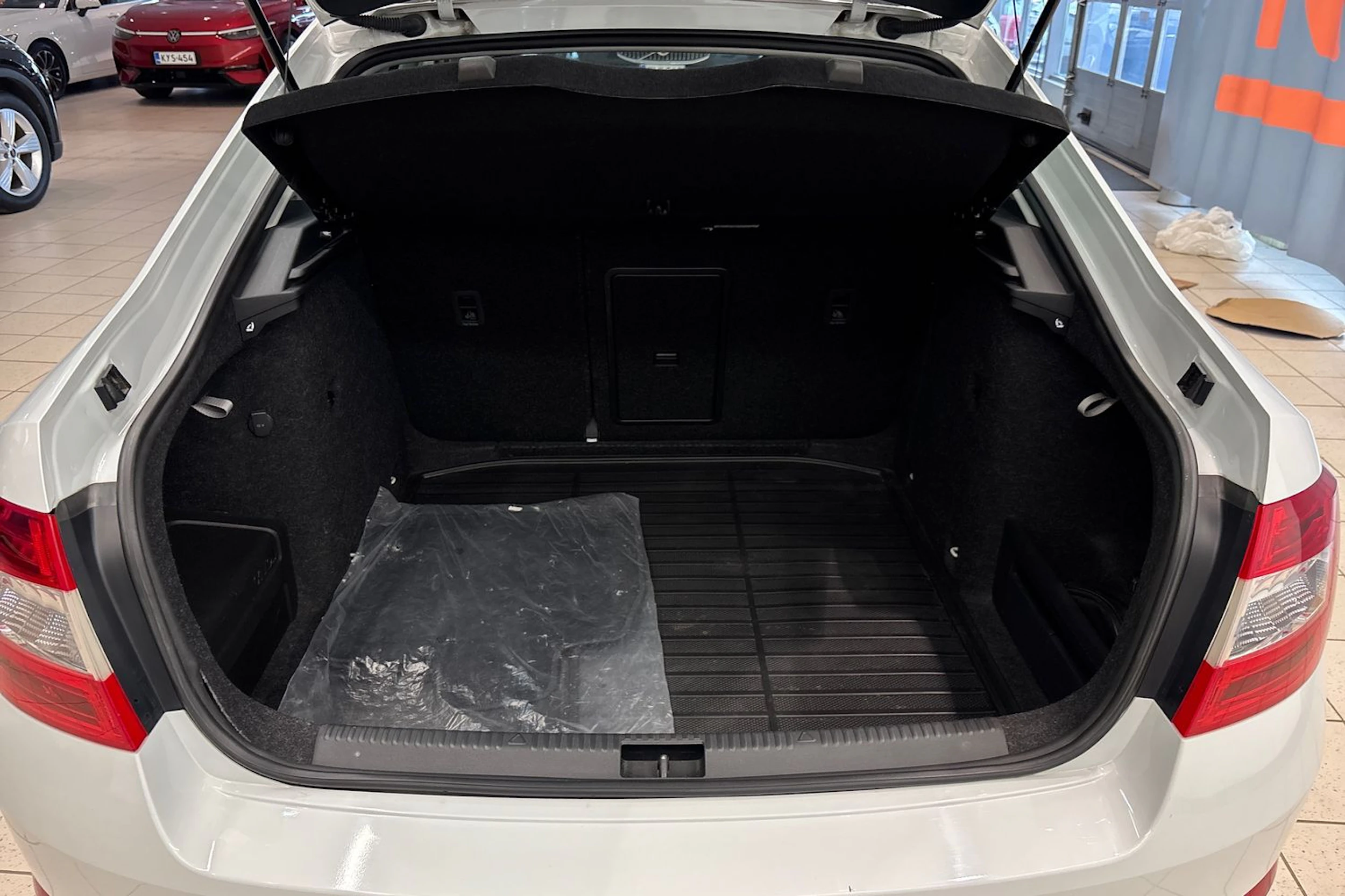 Valkoinen Skoda OCTAVIA 2017 kuva 11.