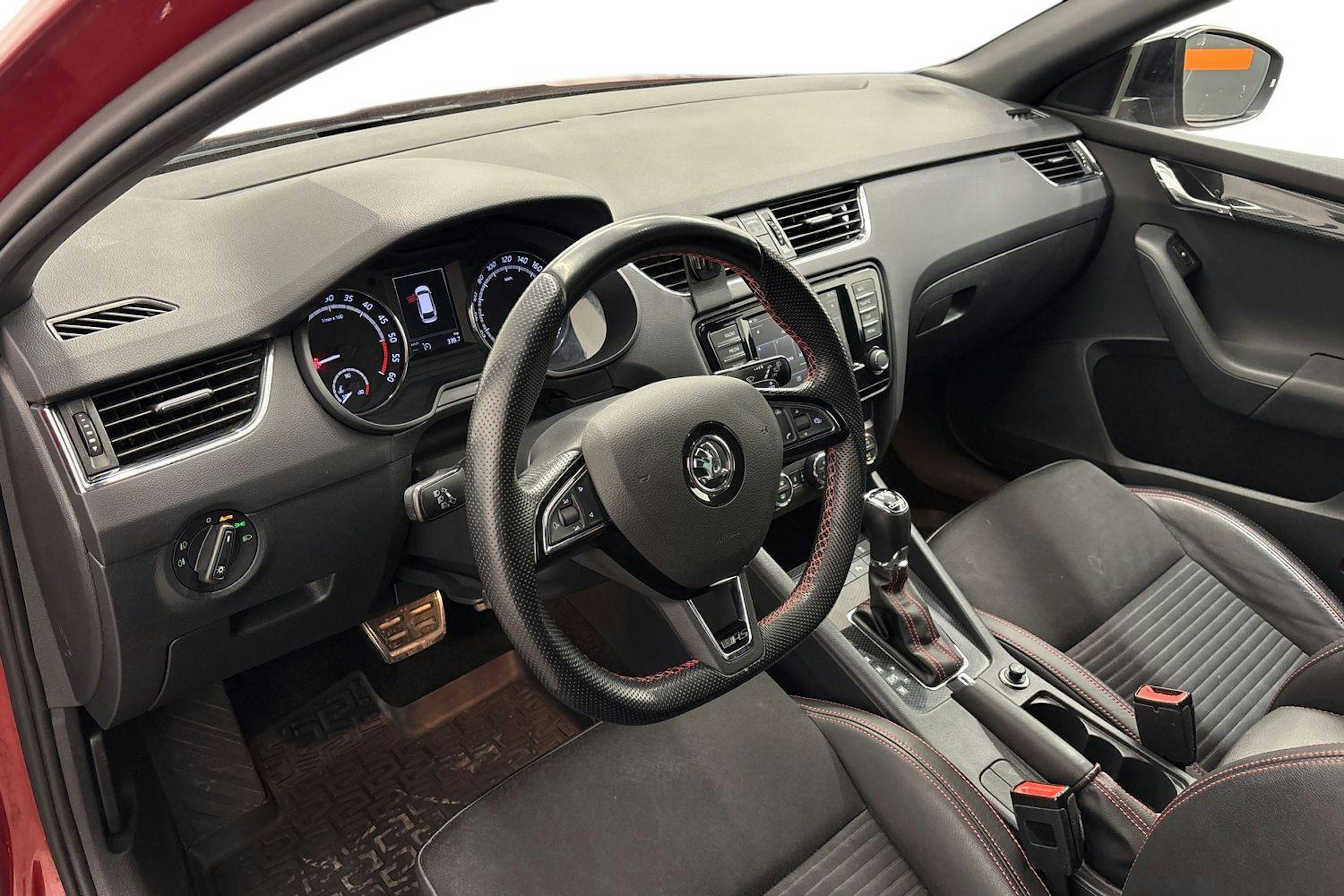 Punainen Skoda Octavia 2017 kuva 7.