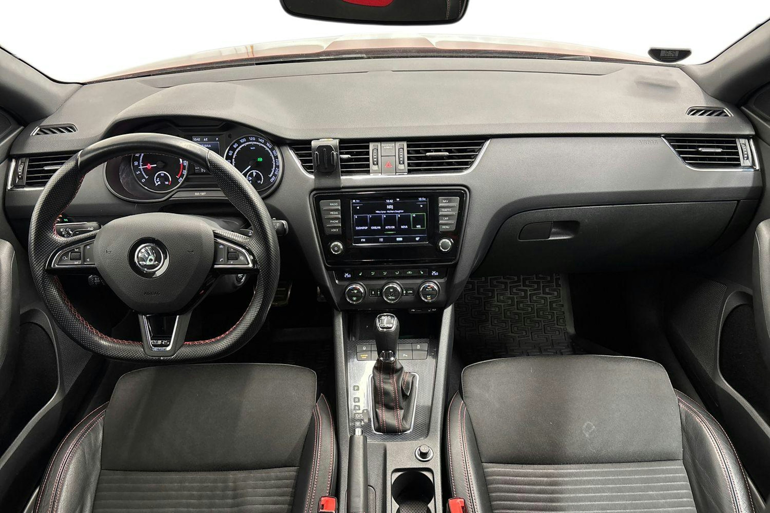 Punainen Skoda Octavia 2017 kuva 9.