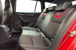 Punainen Skoda Octavia 2017 kuva 10.