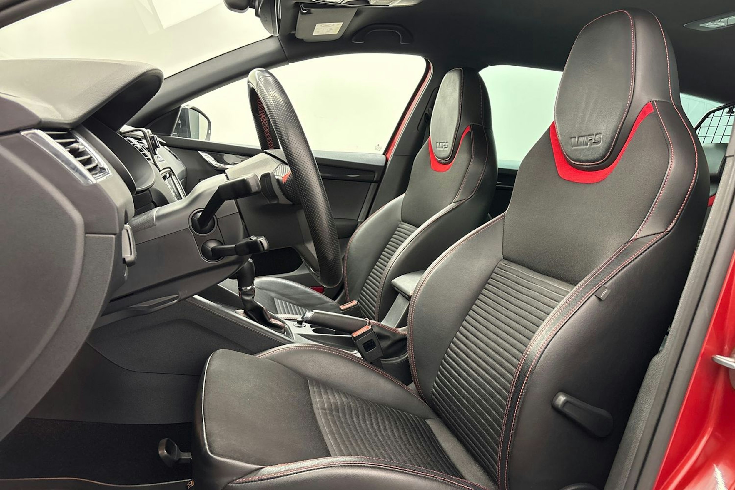 Punainen Skoda Octavia 2017 kuva 14.