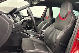 Punainen Skoda Octavia 2017 kuva 14.