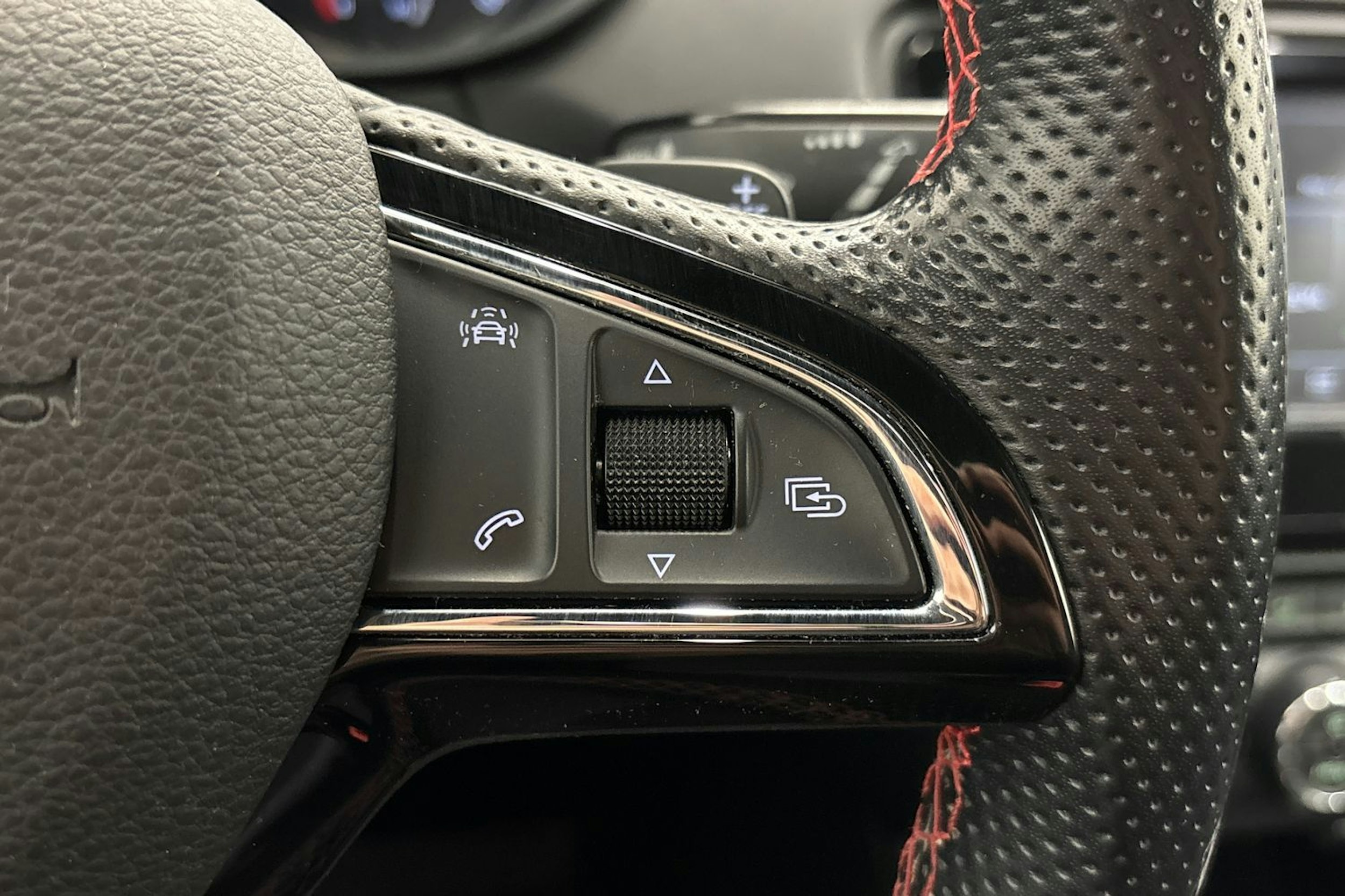 Punainen Skoda Octavia 2017 kuva 17.