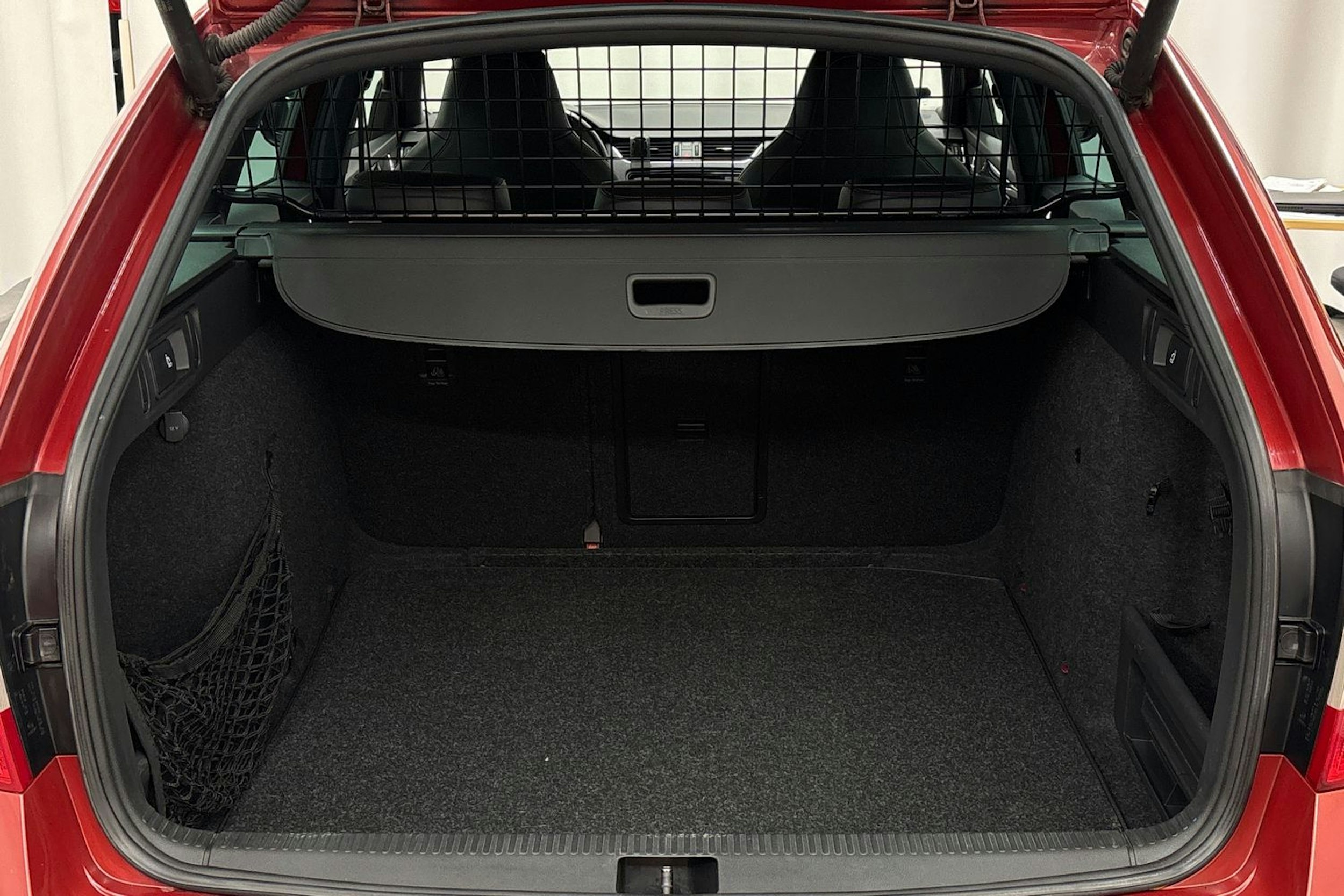 Punainen Skoda Octavia 2017 kuva 26.