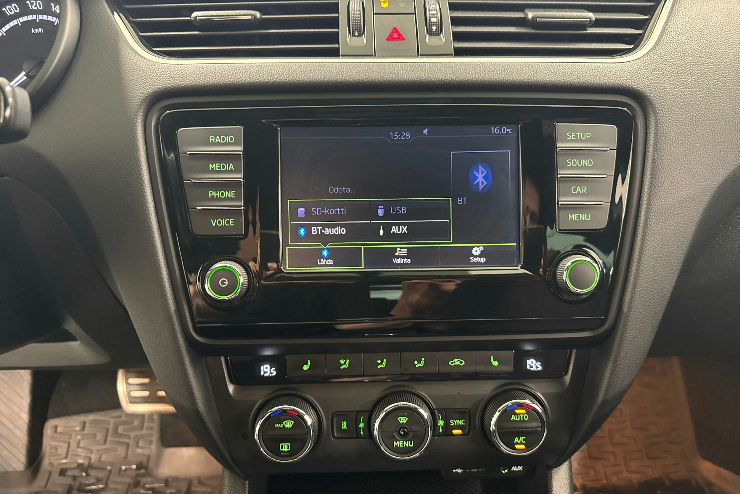vihreä Skoda Octavia 2017 kuva 15.