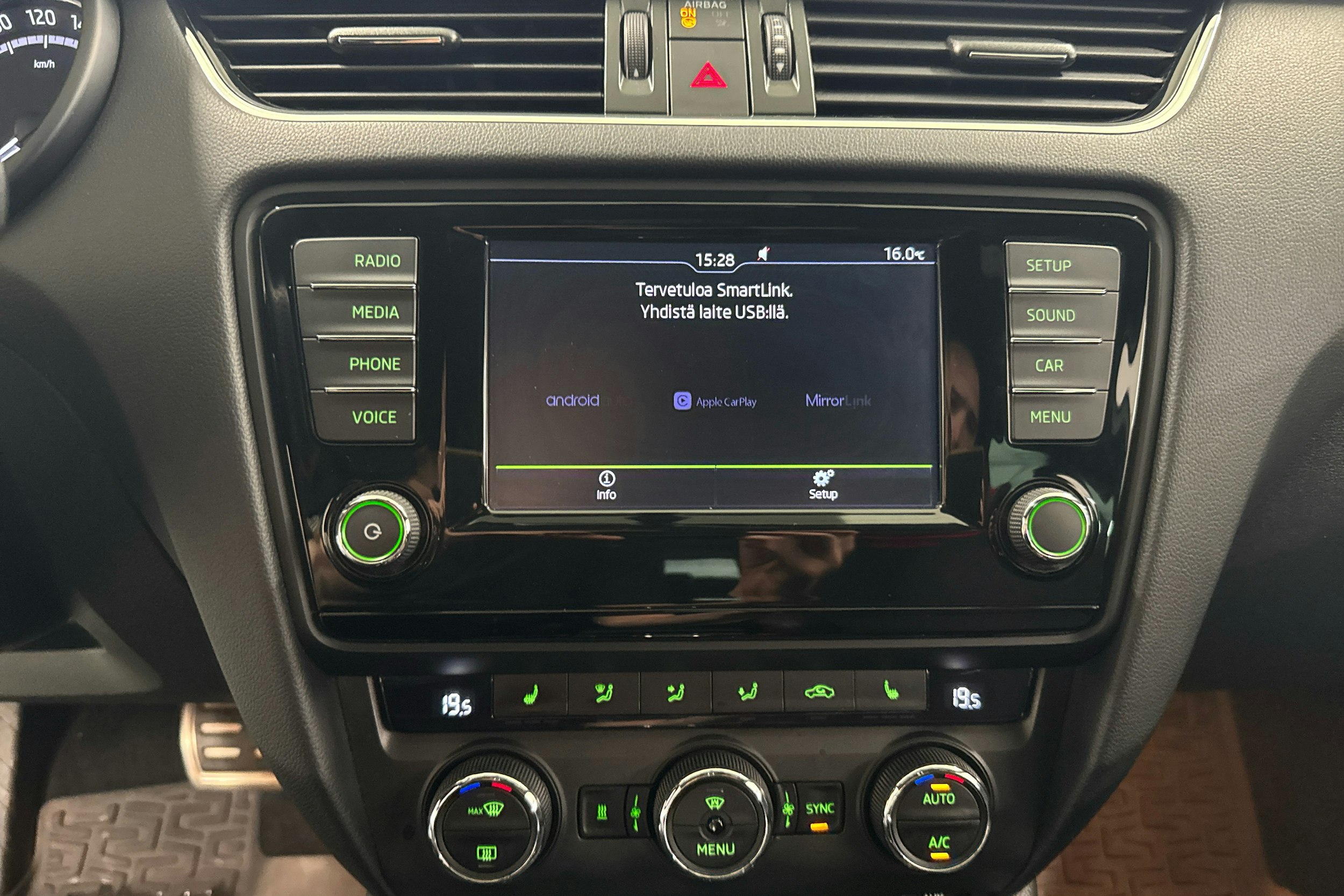 vihreä Skoda Octavia 2017 kuva 17.